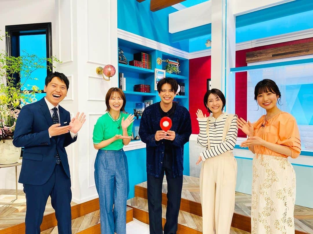 うえむらちかさんのインスタグラム写真 - (うえむらちかInstagram)「ℍ𝕆𝕄𝔼  4月から広島ホームテレビさんの新番組 #ピタニュー に 金曜日のコメンテーターとして出演しています❤️‍🔥  昨日は森直美さんのエンタメコーナーのゲストに #森崎ウィン さんが #勝ちグセ コーナーの解説に #前田智徳 さんが スタジオに来てくださいました👬  豪華すぎる眼福……🤤  そして「ユニフォーム着てないうえむらさんを初めて見ました」って声もいただくのですが…笑 スタイリストさんが毎週素敵な衣装を用意して下さっているので、それも楽しみのひとつです👗  16:40〜放送していますので ぜひ金曜日もよろしくお願いします😉✨  #広島ホームテレビ #コメンテーナー #ホームテレビ #HOME #スタイリスト #衣装 #コーディネート」4月29日 21時06分 - uemurachika