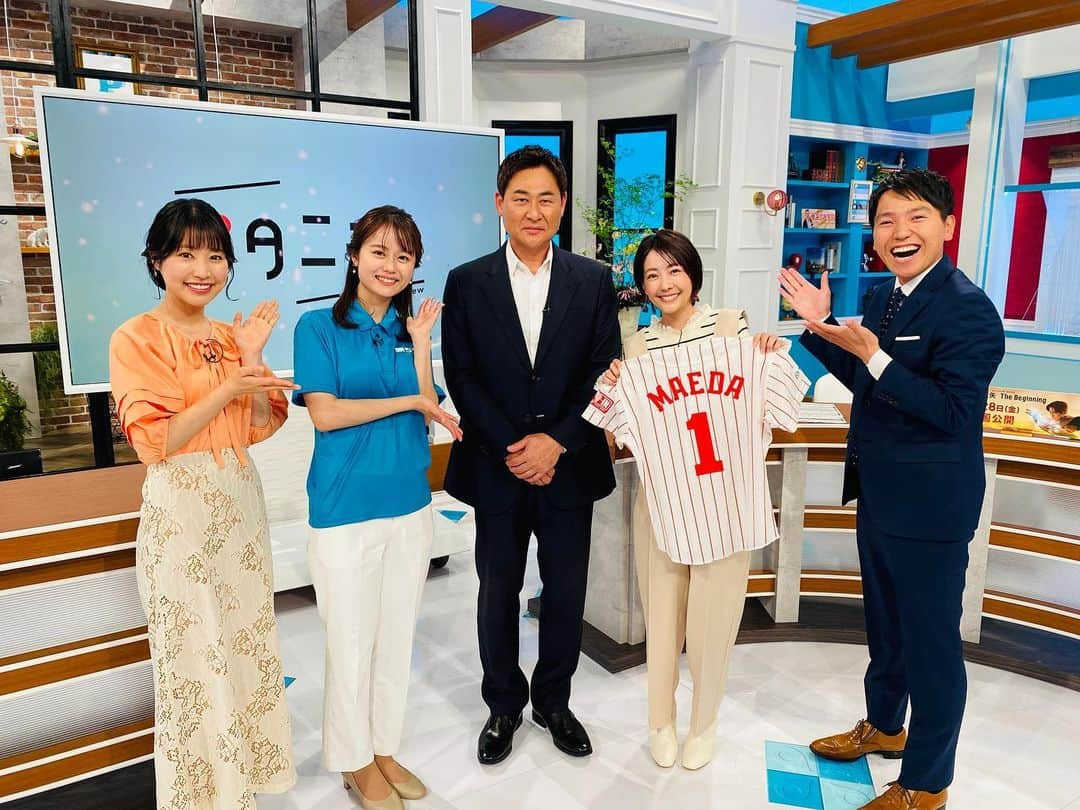 うえむらちかさんのインスタグラム写真 - (うえむらちかInstagram)「ℍ𝕆𝕄𝔼  4月から広島ホームテレビさんの新番組 #ピタニュー に 金曜日のコメンテーターとして出演しています❤️‍🔥  昨日は森直美さんのエンタメコーナーのゲストに #森崎ウィン さんが #勝ちグセ コーナーの解説に #前田智徳 さんが スタジオに来てくださいました👬  豪華すぎる眼福……🤤  そして「ユニフォーム着てないうえむらさんを初めて見ました」って声もいただくのですが…笑 スタイリストさんが毎週素敵な衣装を用意して下さっているので、それも楽しみのひとつです👗  16:40〜放送していますので ぜひ金曜日もよろしくお願いします😉✨  #広島ホームテレビ #コメンテーナー #ホームテレビ #HOME #スタイリスト #衣装 #コーディネート」4月29日 21時06分 - uemurachika