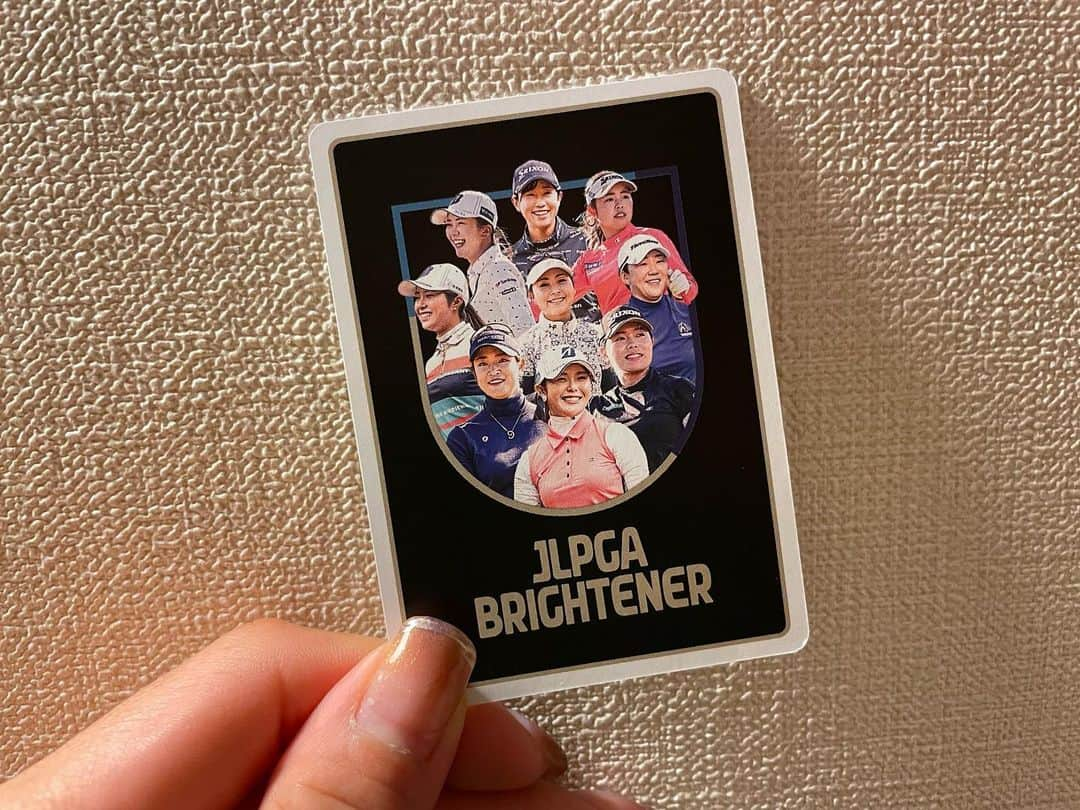 大里桃子のインスタグラム：「☺︎ JLPGA BRIGHTENERのトランプができました♡♤♢♧ 本日発売です！ JLPGAオンラインショップ、また会場でも販売されますので是非お買い求めください🫶 トランプだけでなく、カードゲームも出来るみたいですよ👯‍♀️ #JLPGA」