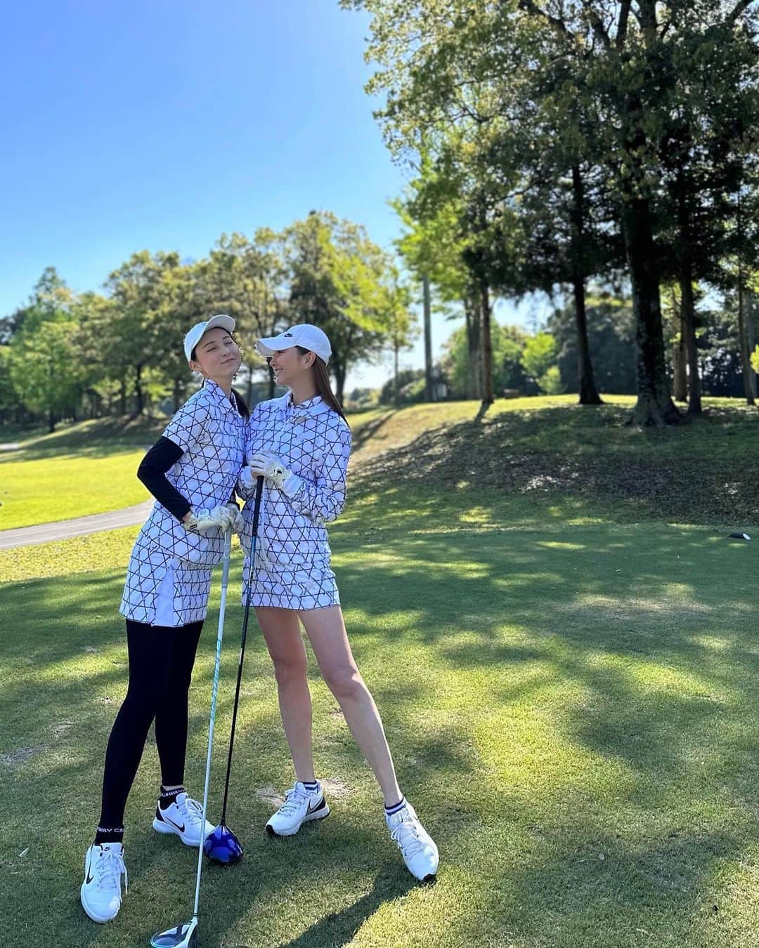 山崎みどりさんのインスタグラム写真 - (山崎みどりInstagram)「GOLF day🏌🏼‍♀️2023 Spring🌿 成田の森カントリークラブ⛳️  暖かくなり、枯れ木がなくなって 鮮やかな緑がキラキラ美しい🌳🌿✨ 一番いい季節🤍  気温は20℃くらいで気候も最高🤍 スタートは長袖だったけどすぐ🔜半袖に変更🕊️  えりこ @fujishiroeriko とのゴルフは 「おはよー！」から「お疲れー！」 まで終始ずっと笑いっぽなし 笑  ドライバー🏌🏼‍♀️はいつも男らしいと言われるのよね🤔 「そんなに飛ぶなら白からやれば？😳」と言われるけど 私はレディースからやるw 🏌🏼‍♀️動画は🔈音ありで観てね  この日のウェアは 着ると柔軟性が上がり、体幹が安定して潜在能力に働きかけるテクノロジーを駆使したゴルフウェア。 @golf_spa_tobath   えりことお揃い🤍  着心地も良くて洗濯してもくたらないし見た目も機能性も本当ちゃんとしてるゴルフウェア🤍  ちなみにここのウェアはメンズもあるよ♡ @golf_spa_tobath   ────────────────────────── #ゴルフ#golf#ゴルフ女子 #ゴルフウェア #ゴルフコーデ#tobath #ゴルフ日和#ゴルフ女子 #golfswing #ゼクシオ#xxio #NIKE#seline#golfstagram #golfgirl #tobath  #taylormade #パター#テイラーメイド」4月29日 21時09分 - midori_yamasaki_