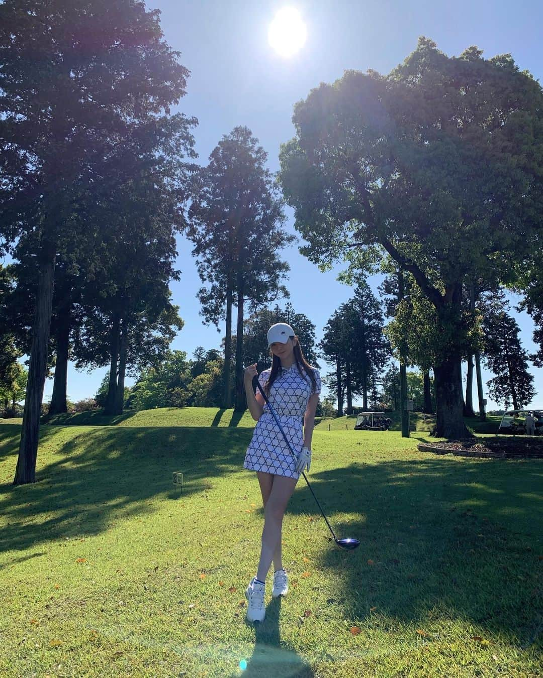 山崎みどりさんのインスタグラム写真 - (山崎みどりInstagram)「GOLF day🏌🏼‍♀️2023 Spring🌿 成田の森カントリークラブ⛳️  暖かくなり、枯れ木がなくなって 鮮やかな緑がキラキラ美しい🌳🌿✨ 一番いい季節🤍  気温は20℃くらいで気候も最高🤍 スタートは長袖だったけどすぐ🔜半袖に変更🕊️  えりこ @fujishiroeriko とのゴルフは 「おはよー！」から「お疲れー！」 まで終始ずっと笑いっぽなし 笑  ドライバー🏌🏼‍♀️はいつも男らしいと言われるのよね🤔 「そんなに飛ぶなら白からやれば？😳」と言われるけど 私はレディースからやるw 🏌🏼‍♀️動画は🔈音ありで観てね  この日のウェアは 着ると柔軟性が上がり、体幹が安定して潜在能力に働きかけるテクノロジーを駆使したゴルフウェア。 @golf_spa_tobath   えりことお揃い🤍  着心地も良くて洗濯してもくたらないし見た目も機能性も本当ちゃんとしてるゴルフウェア🤍  ちなみにここのウェアはメンズもあるよ♡ @golf_spa_tobath   ────────────────────────── #ゴルフ#golf#ゴルフ女子 #ゴルフウェア #ゴルフコーデ#tobath #ゴルフ日和#ゴルフ女子 #golfswing #ゼクシオ#xxio #NIKE#seline#golfstagram #golfgirl #tobath  #taylormade #パター#テイラーメイド」4月29日 21時09分 - midori_yamasaki_