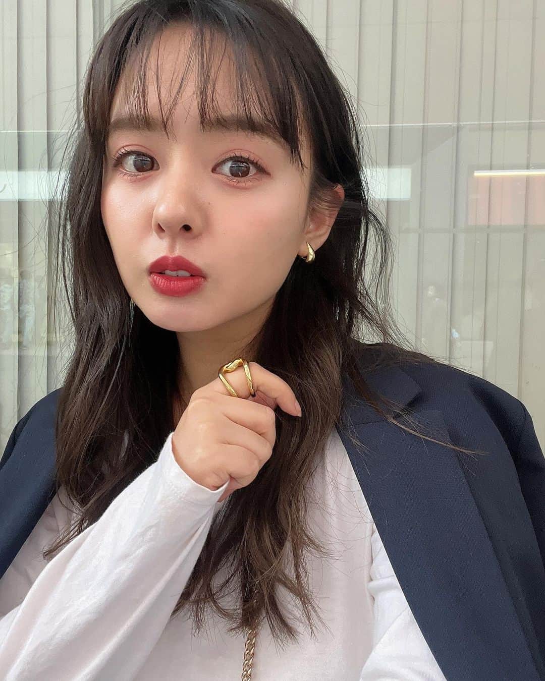 山田菜々のインスタグラム：「４月あっという間だった..☀️  大阪に取りに行かなきゃいけないものがあって、 いつ帰ろうか迷ってます...🥱🔥  今年は飛行機乗ったり新幹線乗ったり 毎月慌ただしいですが(自分のせい😂) 東京にも大阪にも会いたいお友達がいて 会えるのは幸せですね〜🧏‍♀️♡  お気に入りのアクセサリーつけて 次はどこ行こうかな〜🐰💕💍  #CENE #金属アレルギー対応」