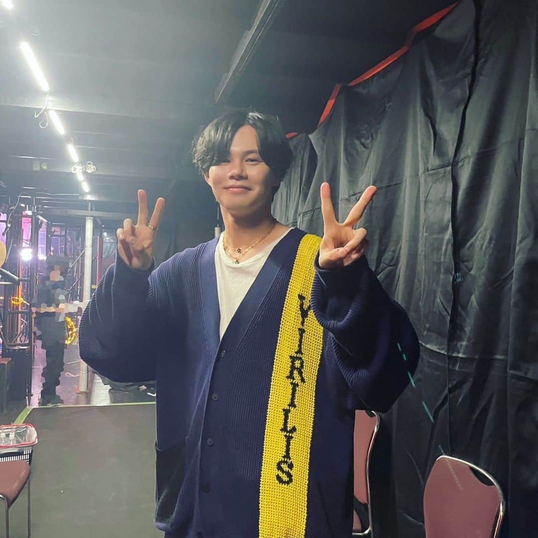 小笠原海のインスタグラム：「🎪 エビダンザパレードを観客としてみにいったら なぜかメイクルームに通され 気が付いたらステージに上がって ディンドン歌って踊ってた人ですこんばんは #エビパレ #初めて私服でステージに上がりました」