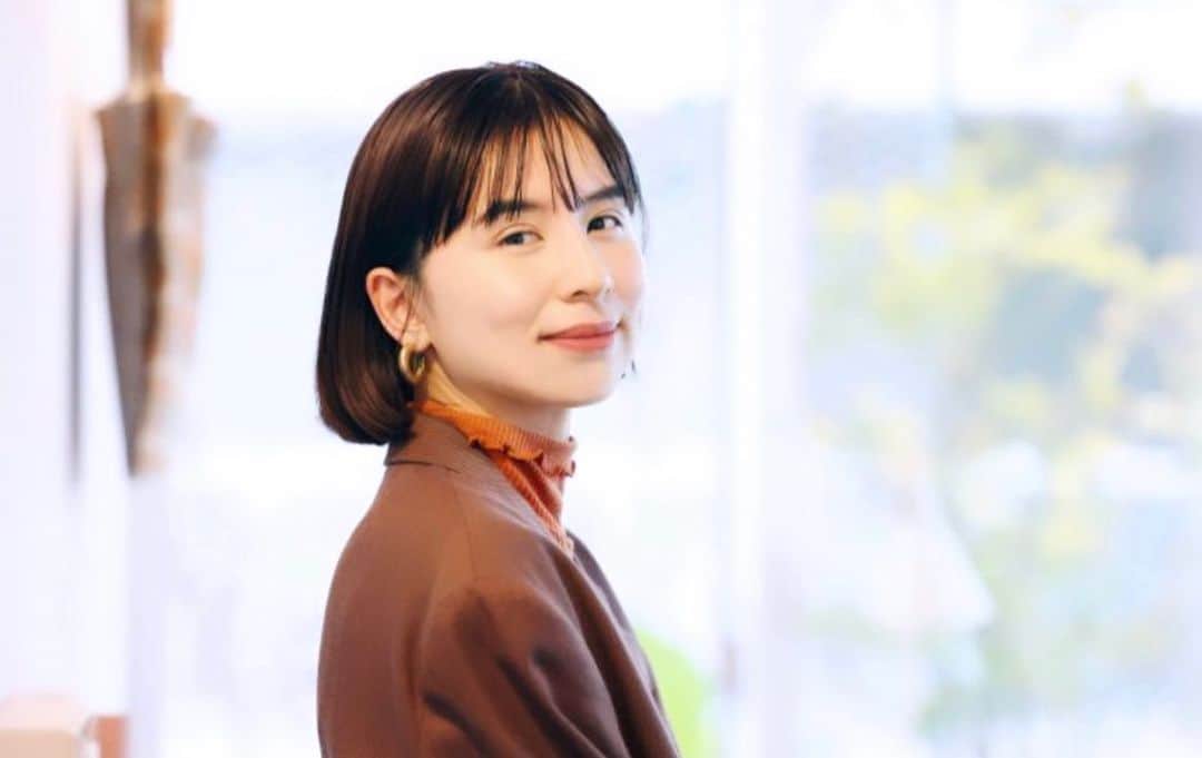 ラブリのインスタグラム：「- ikawの代表として『ikaw』を設立して3年。これまで私が表に立つことも、モデルとして出たこともありません。立ち上げる前から決めていました。その理由は私がブランドの邪魔をしたくないから。ネームブランドとして使える術はありますが、それではブランドの成長や可能性が限られてしまう。未来を目指し長く見据えて、パーソナルスキンケアブランドである『ikaw』を立ち上げました。  ikawを生んだ理由や、在り方。 意味を初めてお話させていただきました。  是非ご覧くださいませ。  https://marieclairejapon.com/beauty/113711/  @marieclairejp」