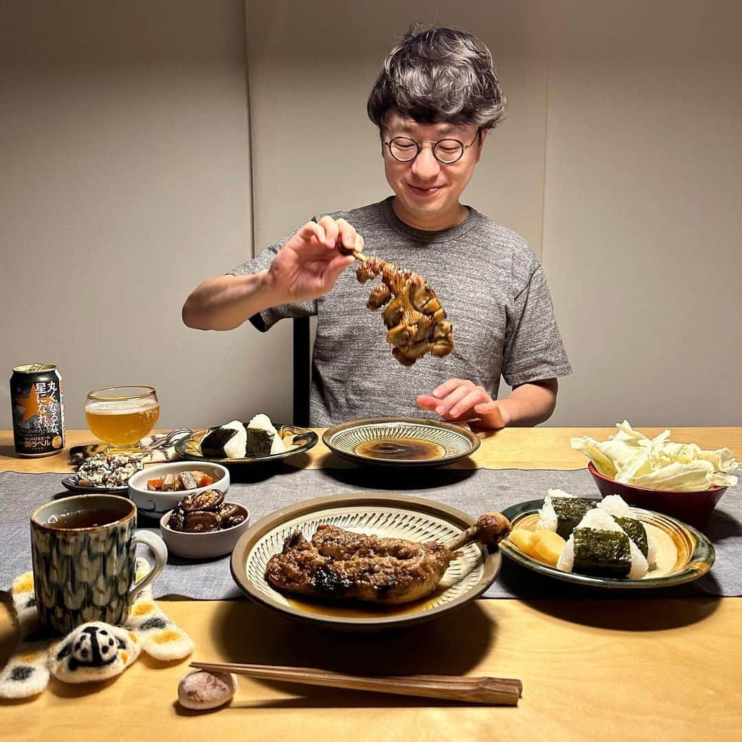 のインスタグラム：「＊ きょうも1日おつかれさま☻  ・一鶴の骨付鳥(おやどり復活うれしいね！🐣) ・椎茸のグリル ・くぼさんのとうふのおいしいお惣菜  きょうは善通寺、空海パン・ベーグルマルシェに 沢山のご来店とお並びありがとうございました。 お天気も不安だし、初めての場所だし、めっちゃ 心配😢って2人でぶつぶつ言いながら向かったけど、 12時ごろにはパンがなくなるほど たくさんの方にお越しいただいて、 完売大成功で撤収することが出来ました☺️🤓👏 お会計のお待たせ、途中雨が降った時間があって ご迷惑おかけしました。お越しいただいた皆さん、 遠隔レコメンドしていただけた皆さん、そして 行列を整備していただいた 運営の @kukainavi @nicetown1976 さん 本当にありがとうございました。 また次回呼んでいただける機会があれば もっと沢山のパンを持っていけたらと思います。  そして、大阪阪神で買ったことあるよ〜とか、 岡山から来たよ滋賀から来たよとか愛知の友達から おすすめされたよとか、コロナが落ち着いてきて、 点と点のご縁がぐんぐんつながってきたなぁ〜 嬉しいなぁ〜と実感しつつ、 とくしまに帰ってきたらカフェに「豆仁さんの マルシェで買ってからファンです」という お客様が・・本当に嬉しいことです。 たくさんの差し入れやお土産も！ GWがんばる元気が湧いてきました〜☺️🤓✌️」