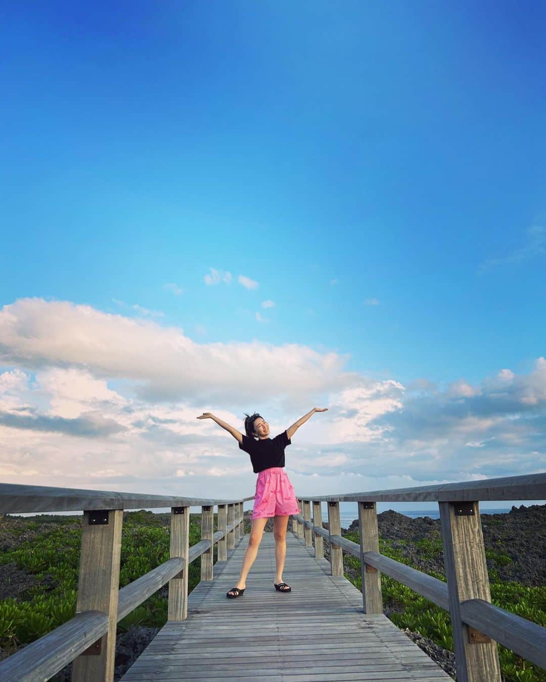 木嶋真優のインスタグラム：「Beauty of Nature🎀🌤💙 5/6(土) 14:00 町田市民ホールでSeasons Vol.5 です🎻 楽しみ☺️ Tops @sacaiofficial  Pants @msgm @msgm_tokyo #宮古島　#trip #沖縄　#gw旅行」