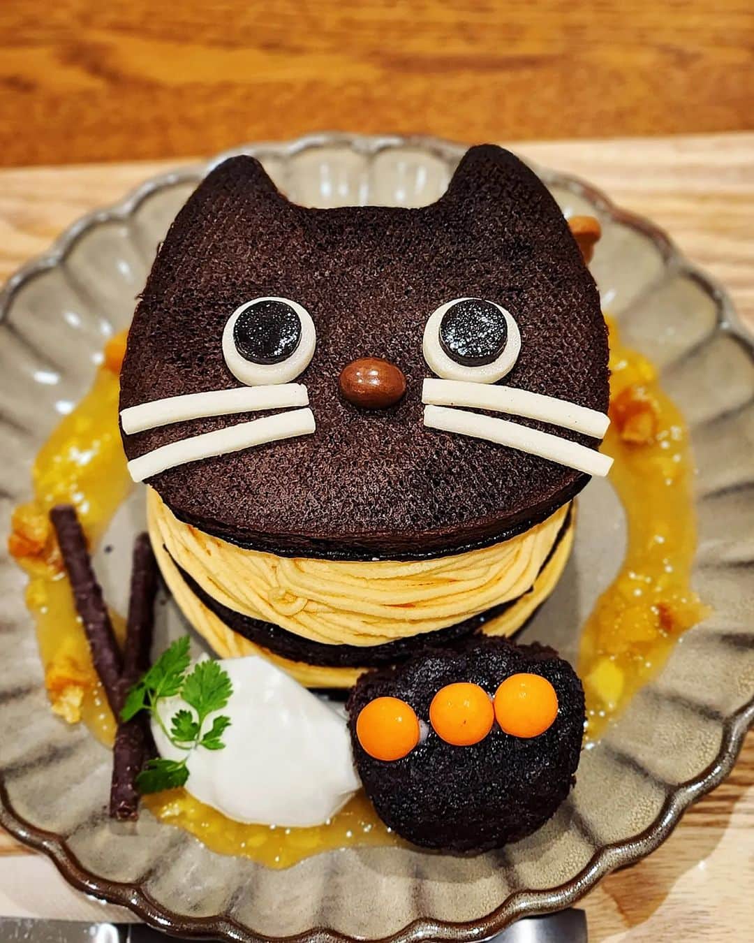 ミスター黒猫（黒猫仙人）さんのインスタグラム写真 - (ミスター黒猫（黒猫仙人）Instagram)「パンパンパンケーキ♪ 【henteco 森の洋菓子店】 🐈‍⬛チョコオレンジパンケーキ  超かわいいどうぶつクッキーが人気のカフェ「henteco 森の洋菓子店」 どうぶつクッキーを追加するパフェや、くまライス、くまサンドなど人気メニューいっぱい☺  今回3段重ねの限定パンケーキが登場！ 中には爽やかなオレンジソースたっぷりで、ウマウマ倍増にゃー🐈‍⬛  黒猫ver.は、試作品です 今回発売は、3枚目以降のくまver.です🐻  ┈┈┈┈┈┈┈┈┈┈┈┈┈┈┈┈┈┈┈┈  🐾東京都目黒区碑文谷4-15-17 学芸大学駅、都立大学駅から徒歩約12分  営業時間:11:00～18:00 定休日:月曜、火曜  🍽グルメ・スイーツ情報は➡️ @mr_kuroneko  ┈┈┈┈┈┈┈┈┈┈┈┈┈┈┈┈┈┈┈┈  #黒猫食べ過ぎ #へんてこ森の洋菓子店」4月29日 21時20分 - mr_kuroneko