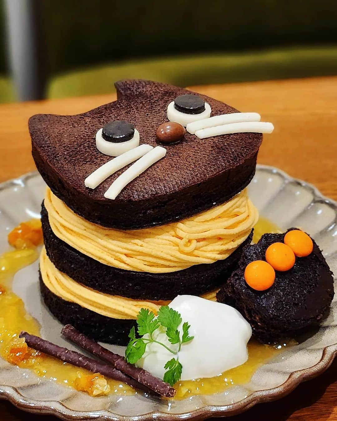 ミスター黒猫（黒猫仙人）さんのインスタグラム写真 - (ミスター黒猫（黒猫仙人）Instagram)「パンパンパンケーキ♪ 【henteco 森の洋菓子店】 🐈‍⬛チョコオレンジパンケーキ  超かわいいどうぶつクッキーが人気のカフェ「henteco 森の洋菓子店」 どうぶつクッキーを追加するパフェや、くまライス、くまサンドなど人気メニューいっぱい☺  今回3段重ねの限定パンケーキが登場！ 中には爽やかなオレンジソースたっぷりで、ウマウマ倍増にゃー🐈‍⬛  黒猫ver.は、試作品です 今回発売は、3枚目以降のくまver.です🐻  ┈┈┈┈┈┈┈┈┈┈┈┈┈┈┈┈┈┈┈┈  🐾東京都目黒区碑文谷4-15-17 学芸大学駅、都立大学駅から徒歩約12分  営業時間:11:00～18:00 定休日:月曜、火曜  🍽グルメ・スイーツ情報は➡️ @mr_kuroneko  ┈┈┈┈┈┈┈┈┈┈┈┈┈┈┈┈┈┈┈┈  #黒猫食べ過ぎ #へんてこ森の洋菓子店」4月29日 21時20分 - mr_kuroneko