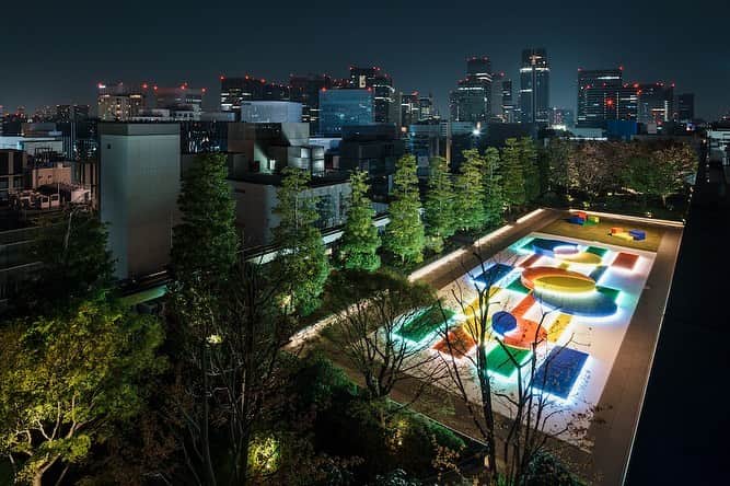 YOSHIROTTENさんのインスタグラム写真 - (YOSHIROTTENInstagram)「GSIX rooftop park! @ginzasix_official   GW突入しましたね 東京にいるかたは是非銀座SIXの屋上公園に 遊び来てください ここは銀座の公共エリアなので23時まで入場できます 昼間は子供達が全速力で走り転げてます😂😌  空を見上げてゴロゴロできる公園です 材料には国産バイオマスプラスチックという米粉を使ったサステナブルクッションを開発をしてるところの LITEWAVEを使って塗装してます めちゃくちゃ気持ちいいので寝転がってみてください  環境音楽はXTALさんに制作していただきました  また4階のciboneではSUNのpopupショップも開催されてました」4月29日 21時20分 - yoshirotten