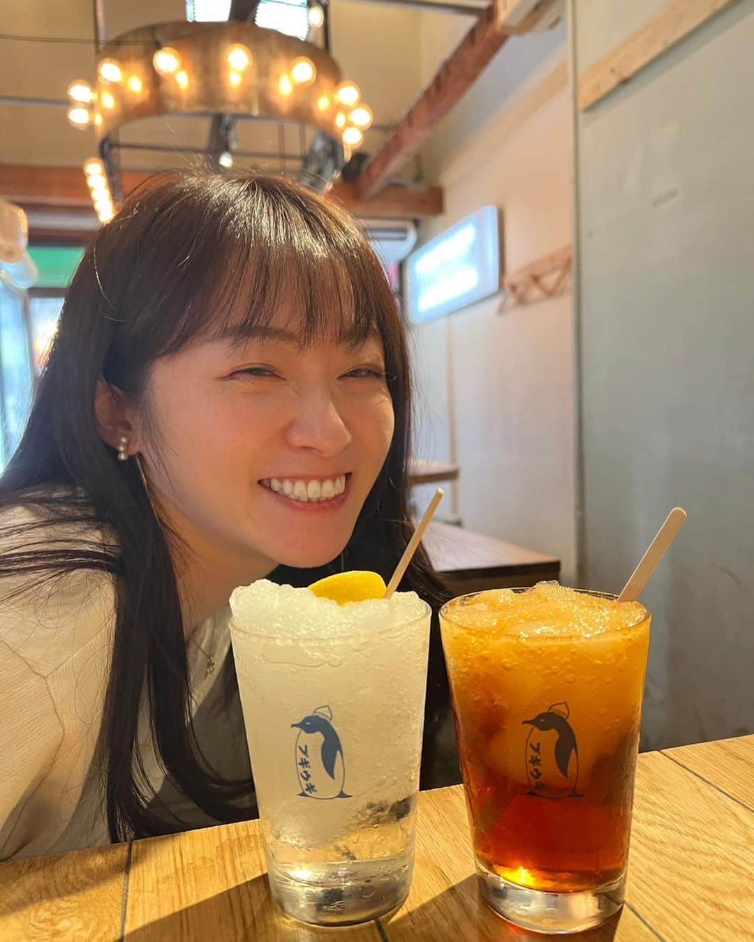 本谷亜紀のインスタグラム：「突然始まる大阪食べ歩き！！今回も1日で食べ歩いたお店の数が半端無いのです💦ラーメン編は後日😆 ㅤㅤㅤㅤㅤㅤㅤㅤㅤㅤㅤㅤㅤ #ブギウギオラクルベリー  しゃりしゃりのアイスなカクテルはティータイムにぴったり！食べ物も内装も可愛すぎた🌸ネオ居酒屋的な感じで昼間から女の子で賑わってた！！ ㅤㅤㅤㅤㅤㅤㅤㅤㅤㅤㅤㅤㅤ #餃子の求胃ちゃん 店名可愛すぎ！！変わり種餃子おいしいし、店内ポップでキュートでテンション上がった🍹入れたらラッキー的な感じでとにかくいつも混んでる🫶 ㅤㅤㅤㅤㅤㅤㅤㅤㅤㅤㅤㅤㅤ #豚足と自家麦酒天6アタック テラス席とかいう概念じゃなくて外！！かなり外で飲むスタイルだけどリーズナブルかつおいしいビール🍺  #ビアベリー天満 箕面ビールを飲み比べ！！本気な感じの提供の仕方（語彙力🥲）が大人の雰囲気で良かった！ハンドポンプという注ぎ方？でふわふわの泡が楽しめました😘  #ポゴジロー フラッと入ったけどしゅうまいとスムージーなビールのおいしさに驚愕ぅ！！おかわりした！ちなみに燗の美穂の隣だからセットで楽しむのも良さそう。  #燗の美穂 ここが大本命！ずっと行きたかった！何度も予約でいっぱいだった🥲お燗酒専門店🎉同じ日本酒を温度違いで楽しみます🙋‍♀️お料理も日本酒に合わせてとても美味しかった！！  地方に食べ歩きするときはお店選ぶのに多分50時間はかけてる。。誰かの参考になれば嬉しいです！！（と、言えるほどの情報量でもない）  ㅤㅤㅤㅤㅤㅤㅤㅤㅤㅤㅤㅤㅤ 食いしん坊さんにはおすすめリスト！ #大阪旅行　#大阪食べ歩き　#クラフトビール　#日本酒」