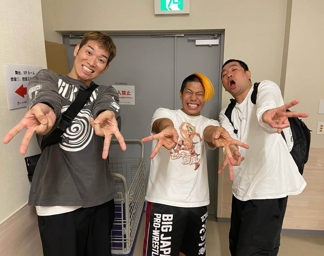 のインスタグラム：「大日本プロレスあるあるは 【血が滲みがち】でした😂 レイザーラモンさんお写真ありがとうございました！！！ #bjw」
