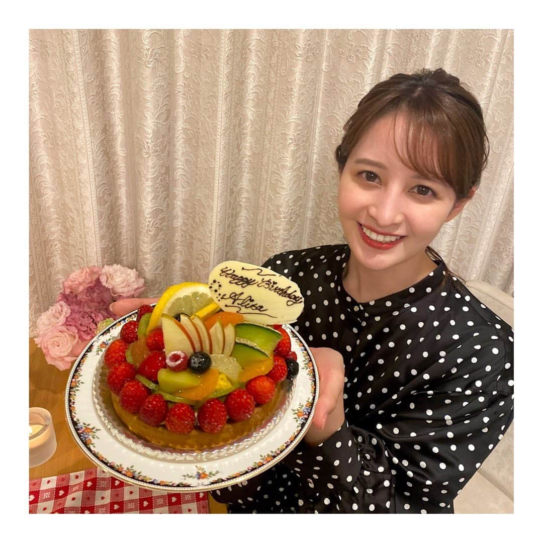 後呂有紗さんのインスタグラム写真 - (後呂有紗Instagram)「* 先日 誕生日を迎えました🎂  実は今年は、 アメリカに出張していて、海外で迎えた誕生日！ 時差でなんだかフワッと迎えてしまいましたが、 特別な思い出になりました‼︎  仕事の合間に、 アメリカンなケーキでお祝いしてもらい…🍰🍫💕 良い１年にしていきたいです‼︎  ロケの詳細も、 放送が近づいたら、お伝えしますね✨  #誕生日　#アメリカ出張 #29歳… #頑張ります‼︎ #最後は帰国後」4月29日 21時15分 - ushiro_arisa