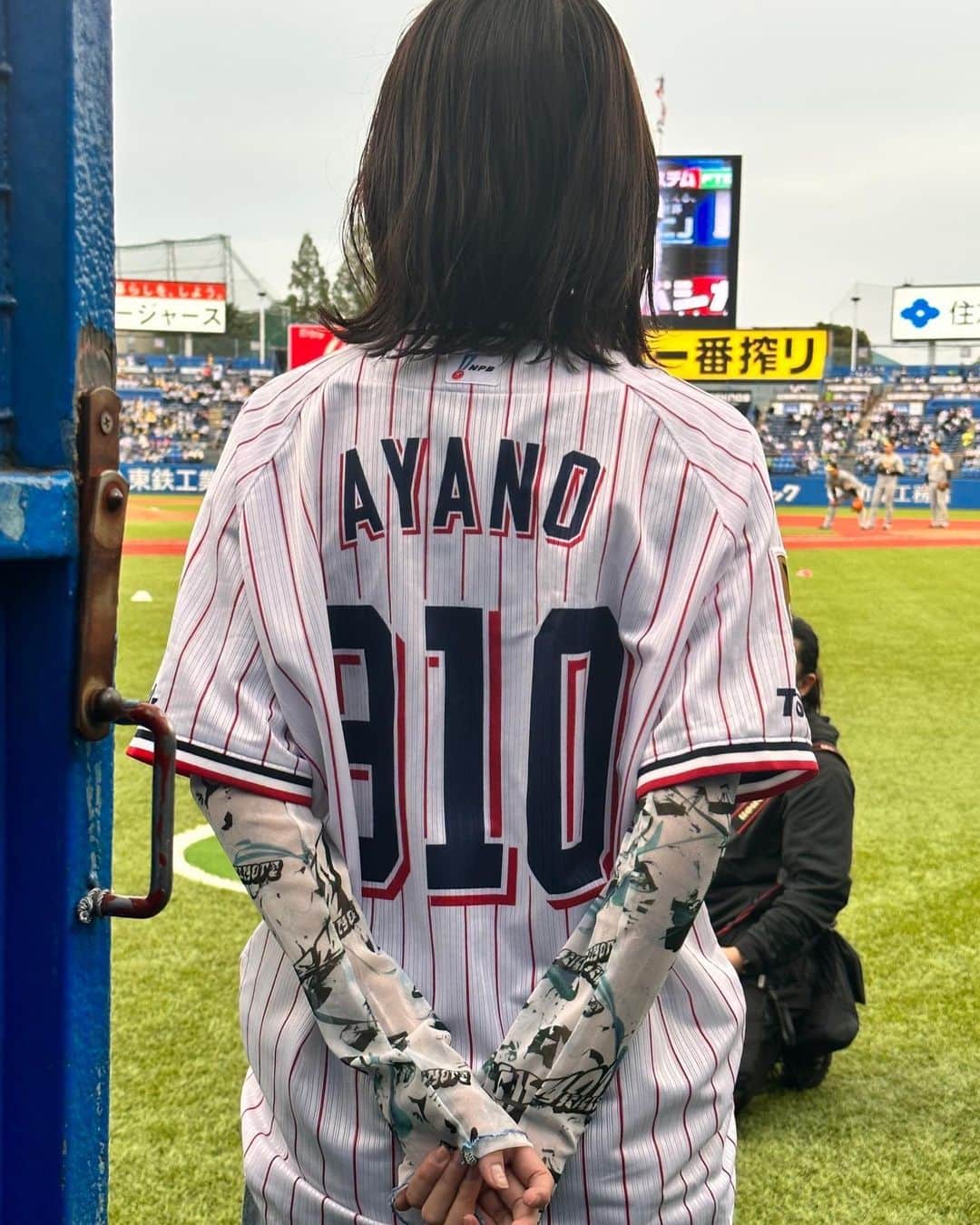 工藤綾乃のインスタグラム：「本日、きっちんくるりんぱスペシャルナイターにて神宮球場で2度目の始球式をやらせていただきました🙏❤️ 今回はちゃんとストライクゾーンに入りました👏🏻良かったーーーー！！！」