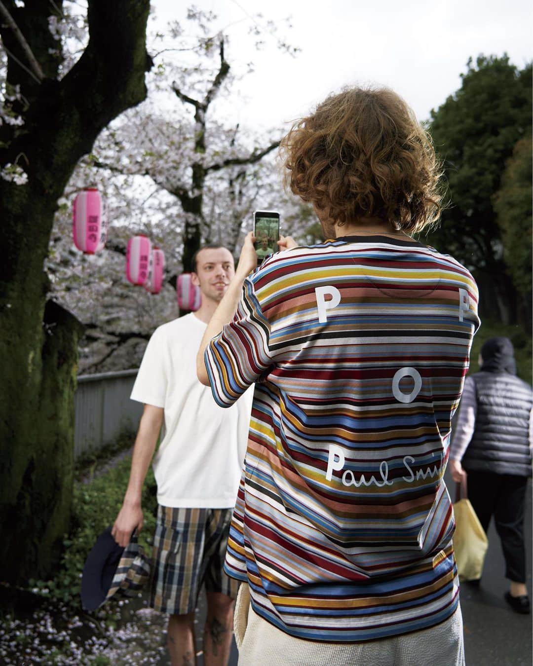 GRINDのインスタグラム：「. Paul Smith + POP TRADING COMPANY for GRIND Vol.106 2023 SPRING/SUMMER  「YOPPARAI KAMISAWA」  4月20日にローンチされた〈ポール・スミス〉と〈ポップ トレーディングカンパニー〉のコラボレーションを記念した、グローバルキャンペーンの撮影を東京で敢行。〈ポップ トレーディングカンパニー〉の4人のライダー、アレクス、パスカル、ローガン、イッセイとともに、東京で過ごした強烈な日々を収めたビジュアルから、彼らの人柄含めてその魅力を体感してほしい。スケートボード、桜、居酒屋、スナック、ゲームセンター。すべてがリアルで、偽りないストリートの在り方。  Model_Pascal Moelaert, Alex Raeymaekers Photo_Haruki Matsui Edit_Shuhei Kawada  #grind #grindmagazine #unexpected #paulsmith #poptradingcompany」