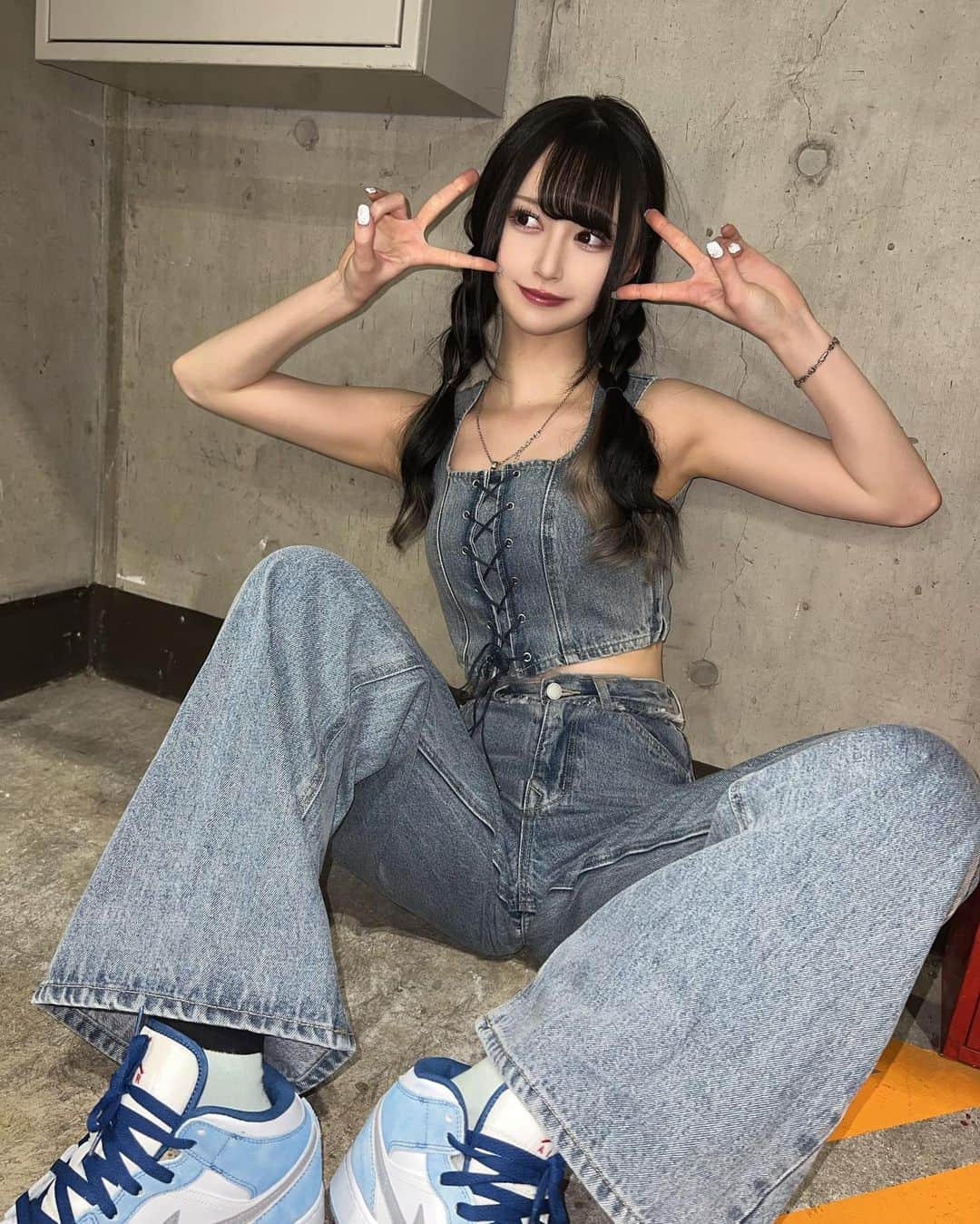 山本望叶のインスタグラム：「EMODAのこのシリーズだいすき！🩶かわいい〜  #ootd #code #コーデ #夏服コーデ #セットアップ #emoda #nike #airjordan1 #三つ編み #ツインテール」