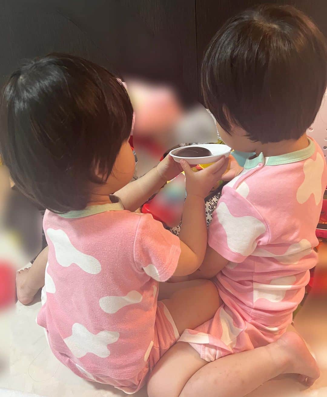 滝川りおのインスタグラム：「お揃いのパジャマ👦🏻👧🏻  こうやってみると双子ぽい！笑 (年子兄妹です♪)  右➮兄  左➮妹  #年子 #年子兄妹 #年子育児」