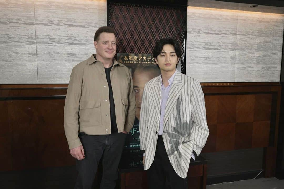 中島健人さんのインスタグラム写真 - (中島健人Instagram)「ブレンダン・フレイザーと 対談しました。  主演男優賞を獲ってからの来日の貴重なご機会。 そんなタイミングで お会いできて本当に嬉しかったな。  そして 素敵な人柄に感動しました。  また会いましょう^_^ブレンダン  I was blessed to interview this brilliant actor, when he visited Japan after his win at the 95th OSCARS. Thank you so much Brendan, I really enjoyed our conversation and will always keep in mind your amazing advice about being an actor.   Mr. Brendan Fraser is indeed The Academy Awards Best Actor in a leading role with a ~Beautiful Soul~!  See you again…  #KentoMeetsBrendan #BrendanFraser #95thOscars #Hollywood #BestActor #Actor #KentoNakajima」4月29日 21時23分 - kento.nakajima_313