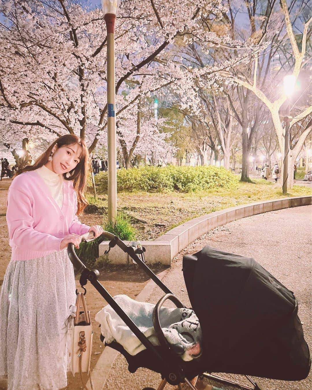 近藤夏奈のインスタグラム：「靱公園でちらっと桜見た時の🌸🌙 もう4月も終わるね🫧」