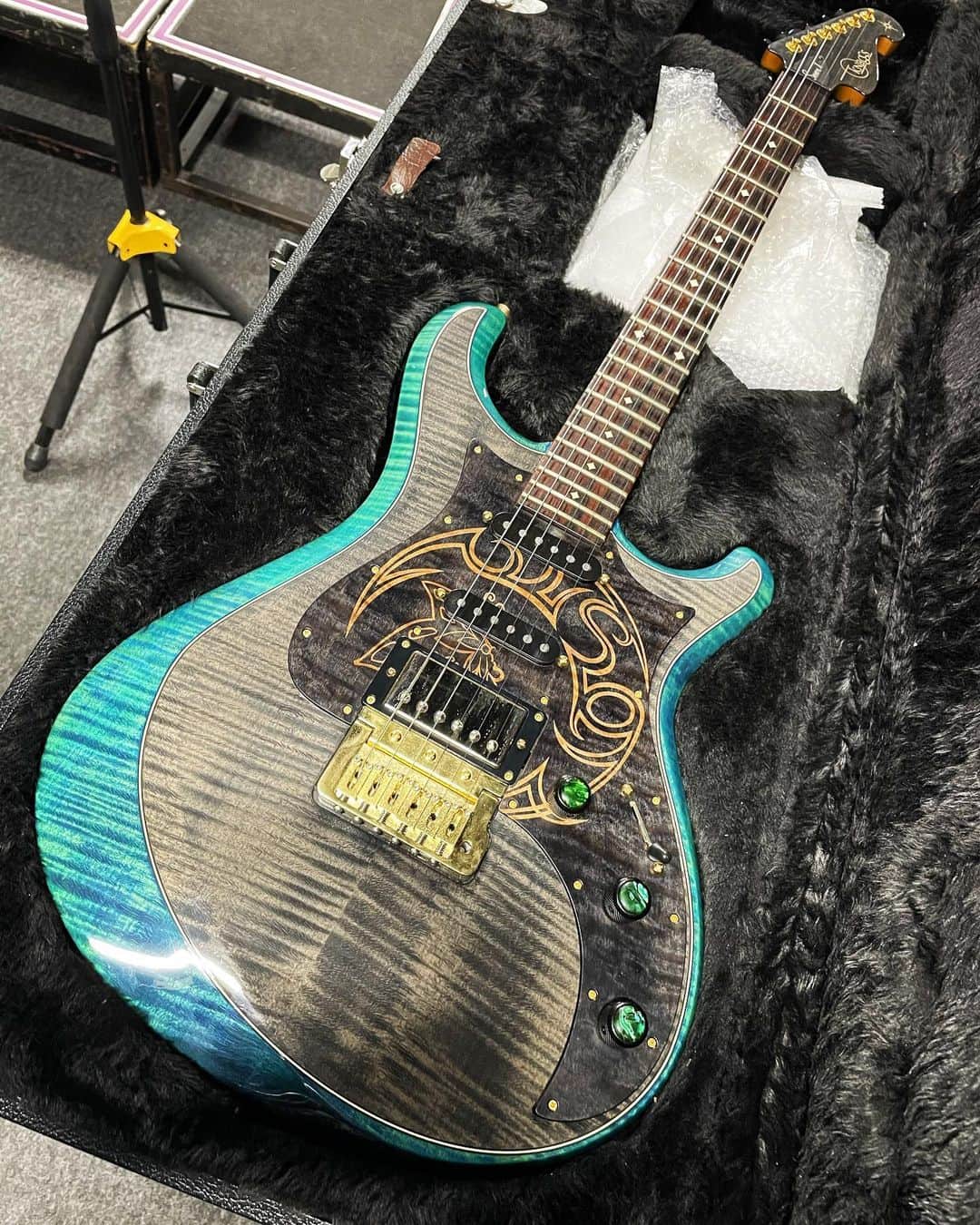 のインスタグラム：「「AFTER THE DIVE」金沢でした！今日も来てくれたみんな、声を挙げてくれたみんなありがとう！ 今日はコロナ前の本来のライブみたいな感じだった。あぁ戻ってきたかも…って思って凄く感慨深かったです(ライブ中)  やっぱり名前を呼んでもらえると嬉しいし、沢山の声が聞こえると嬉しい。  次は千葉。千葉に来るみんなも負けないように！一緒にいいライブ作ってこ。  大事なギターが段々錆びたり傷んだり傷付いたりしてきて悲しいです。パーツを取り寄せるのも大変だし、お気に入りなのでずっと綺麗でいてもらいたい。  #knaggs #knaggsguitars」