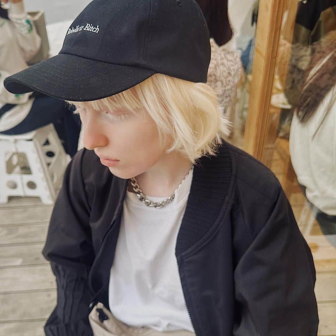 ナスチャのインスタグラム：「new, young snd rebellious 🖤 by @trillado」