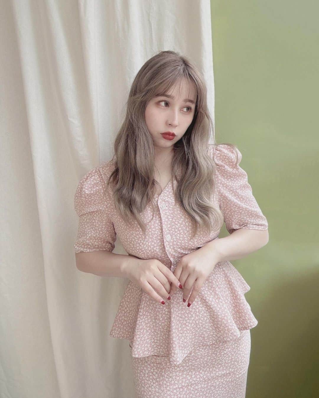 puinpiのインスタグラム：「NEW PEPLUM...♡  Puiで大人気のペプラムワンピースの新色はピンク♡  落ち着いたピンクカラーに、小さな白いお花を散りばめました。  ペプ子のいいところは、かわいいだけじゃなく、あなたに寄り添えるお洋服なこと。  ペプラムのラインが気になる部分をカバーし、 袖はパフスリーブ、余裕のある袖周りで風通しもよく汗染みができにくく、  ウエストは紐にて調整可能で、自分に合わせて絞って頂けます。  今日から発売♡ はぁ、、ドキドキする、、 この気持ちはいつまでも慣れないなぁ…😮‍💨♡  2023/04/29 PM21:00 release  #Pui#Puishop#ワンピース #ペプラム#ペプラムワンピース#ピンクワンピース#ピンクコーデ#ヘアスタイル#ミルクティーベージュ#赤リップ」