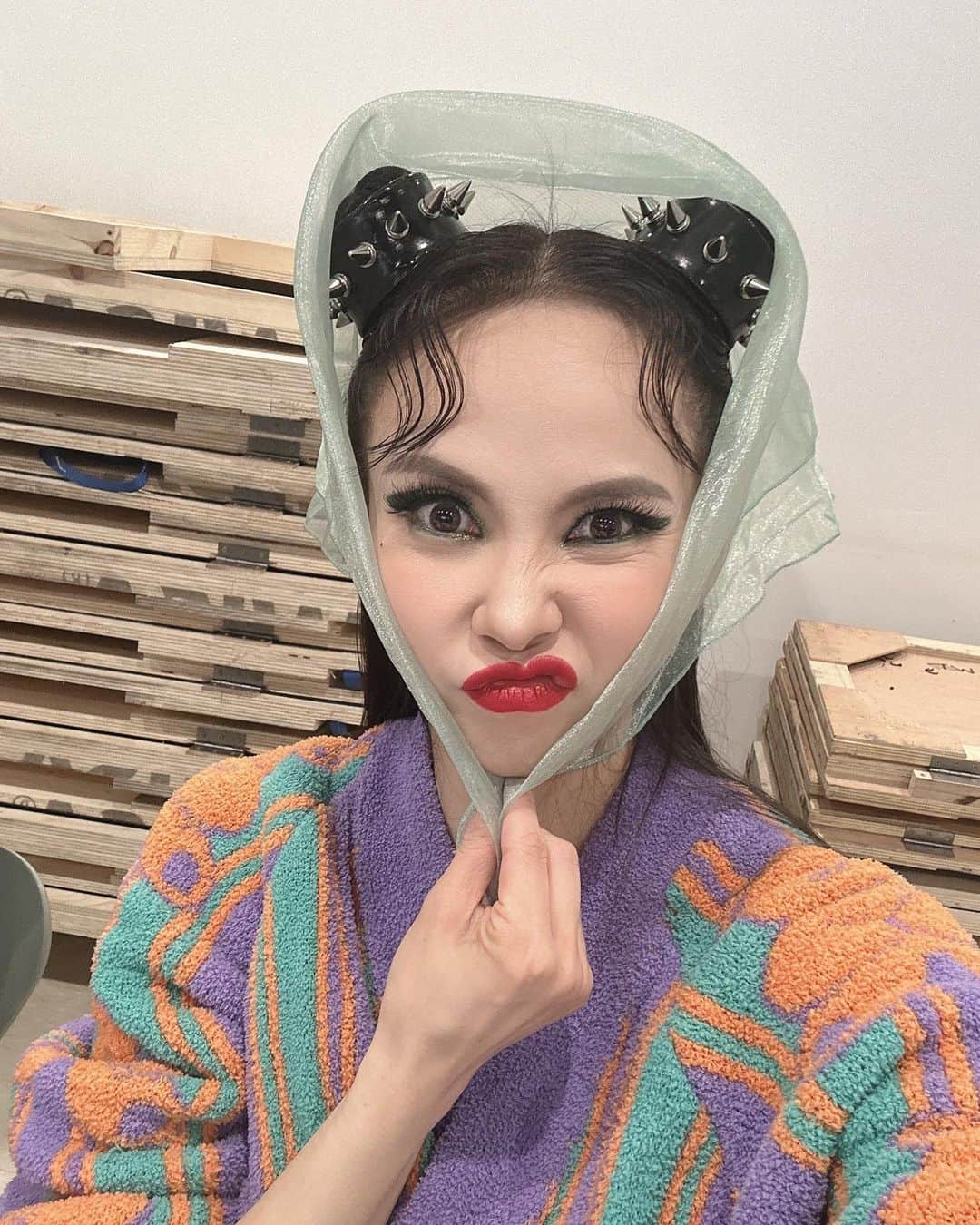 キム・ジウのインスタグラム：「. . 감기조심하세요~~~~ . . #쥬불린 #식스더뮤지컬 #sixthemusical #sixthemusicalkorea」