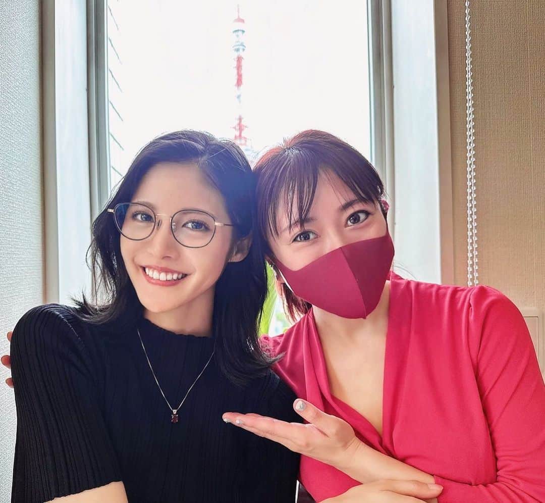 美沙玲奈のインスタグラム：「┈༝༚༝༚♡ﾞ  @kao_futago_official  さん⸜❤︎⸝ 進捗報告を含め貴重なお時間🤲✨ いつも閃くヒント💡を与えて下さり感謝です!!! お会い出来るたびに少しでも成長出来てるように私は頑張るのみです💪5月はたくさん約束ごとが‥ワクワク✧˖° かおさんメソッドも楽しみにしています💆🏻‍♀️❤️‍🔥  #美容 #クリーム #双子美容家 #10minlabo #red #だいすきです」