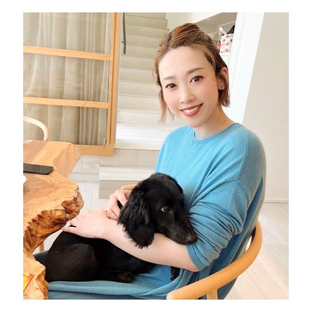 龍真咲のインスタグラム：「久しぶりのホームパーティー🏠 いつぶりかな。。😊  馬肉は熊本の有働さんからお取り寄せ。ヒレとたてがみはオススメ⤴︎⤴︎ ペーパーナプキンは世界中から集めてまくってます😊　 あとは今回はシェフにお任せ🧑‍🍳  りーくんはお利口に美しいお姉様方の足元に鎮座。笑  GWお天気にはくれぐれもお気をつけてお過ごしくださいね🥰」