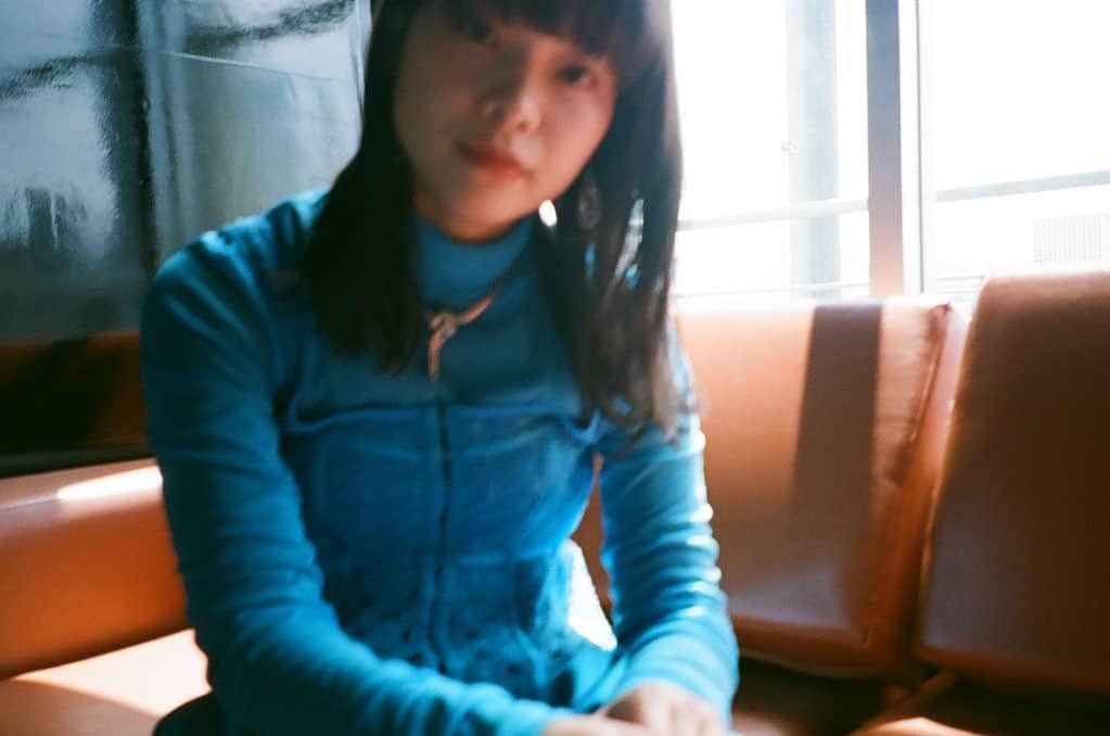 岸井ゆきののインスタグラム：「明日のよる10時からドラマ『日曜の夜ぐらいは…』が始まります。 清野菜名さん、生見愛瑠さんとの女性三人、友情物語です😊 人との距離が近すぎて、なんでも思ったこと口にして、そんなに面白くないけど本人はたのしくて、だからすぐ失敗しちゃう、タクシー運転手の翔子役です🚕 明日観てね。 おつかれさま！土曜の夜と日曜の夜ぐらいはご自愛ください🍨💐」