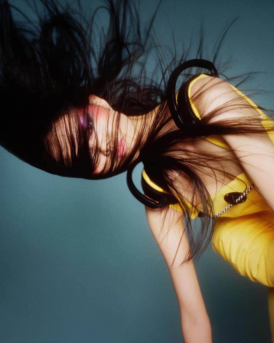 Moschinoのインスタグラム：「We cannot be more blown away.   #MoschinoSS23 spotted in this breathtakingly beautiful @graziachina editorial, shot by @xiao_wei_x.   Stylist #ShirleyW Talent #LiFuyao  #MoschinoEditorials」