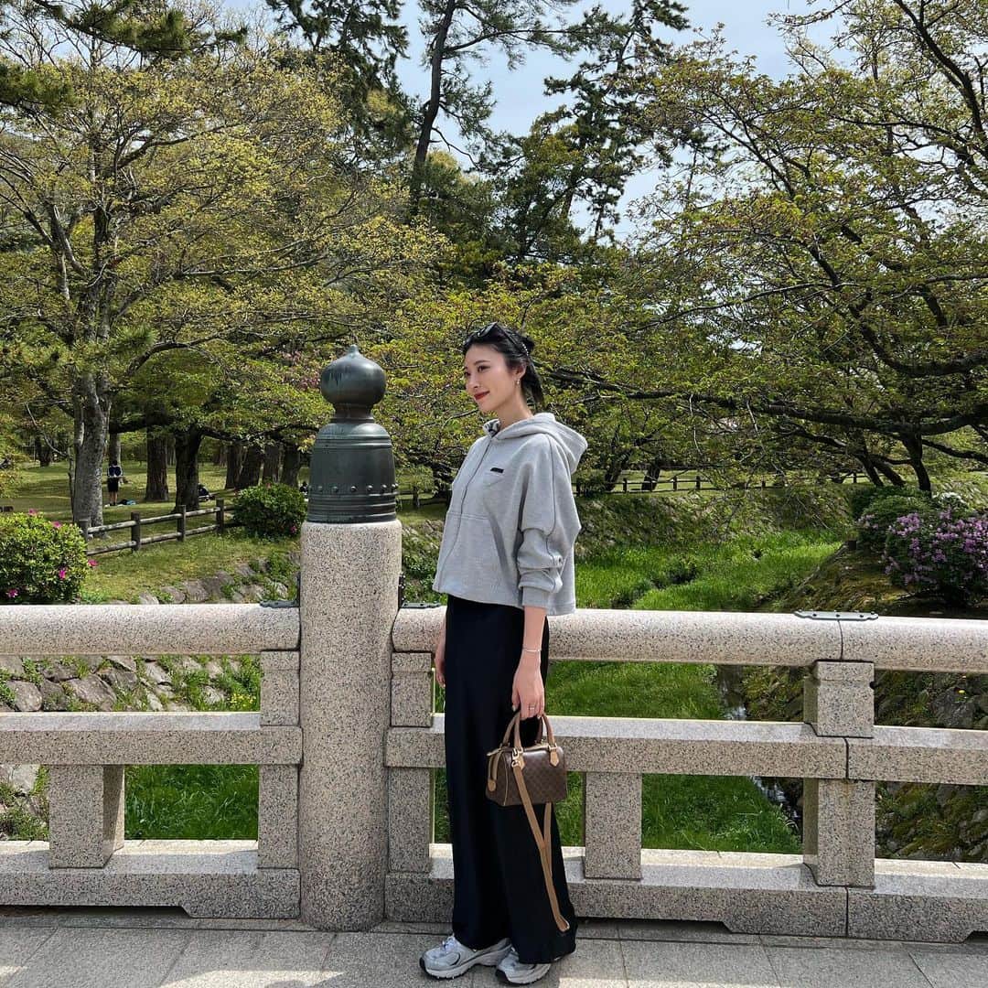 小山莉奈のインスタグラム：「初めての島根✈️🌸 たくさんパワー貰ってリフレッシュした🌷 ずっと気になっていた御朱印帳も、記念に出雲大社で🫧 好きな場所が増えました︎☺︎ . #出雲大社 #出雲 #島根 #出雲旅行 #島根旅行  #国内旅行 #私服 #春服コーデ」