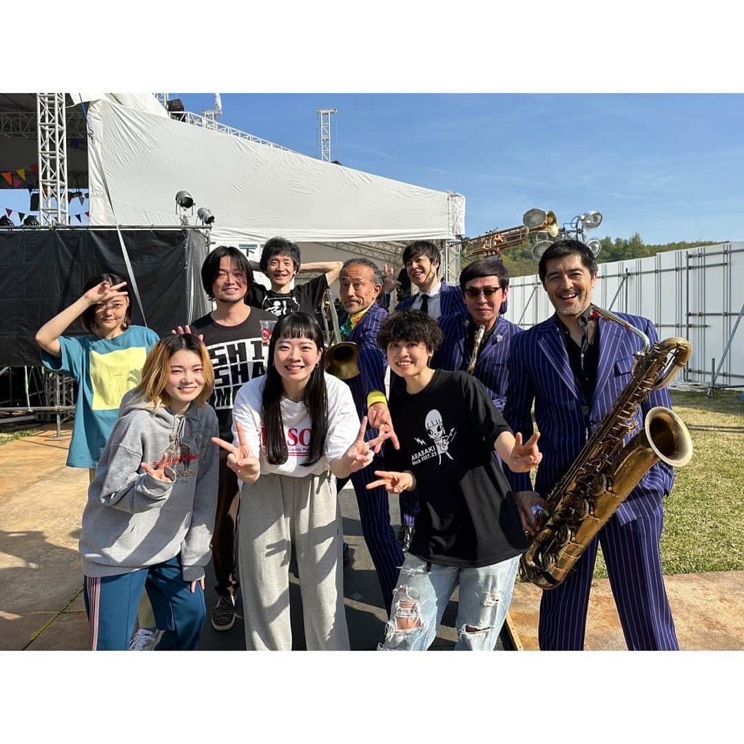 SHISHAMOさんのインスタグラム写真 - (SHISHAMOInstagram)「🎸 「ARABAKI ROCK FEST.2023 」🎸  2023年4月29日(土) 「ARABAKI ROCK FEST.2023」 @宮城 みちのく公園北地区 エコキャンプみちのく  CDデビュー10周年を記念して 「SHISHAMO 10周年スペシャル」として出演🐟!!!  リスペクトするゲストの皆様と 贅沢なコラボステージをお届けしました!!!  💥ピーズ 大木温之さん 　SHISHAMO「明日はない」 　ピーズ「東の窓」  🎸チリヌルヲワカ(ex.GO!GO!7188) ユウさん 　SHISHAMO「好き好き！」 　GO!GO!7188「C7」  🎤the pillows 山中さわおさん 　SHISHAMO「量産型彼氏」 　the pillows「Ride on shooting star」  🎷スカパラホーンズ(谷中敦.NARGO.北原雅彦.GAMO) 　SHISHAMO「明日も」  改めて、 ゲストの皆様、お越しくださった皆様、 本当にありがとうございました🐟!!!  #shishamo #arabaki  #荒吐  #アラバキ」4月29日 21時37分 - shishamo_official