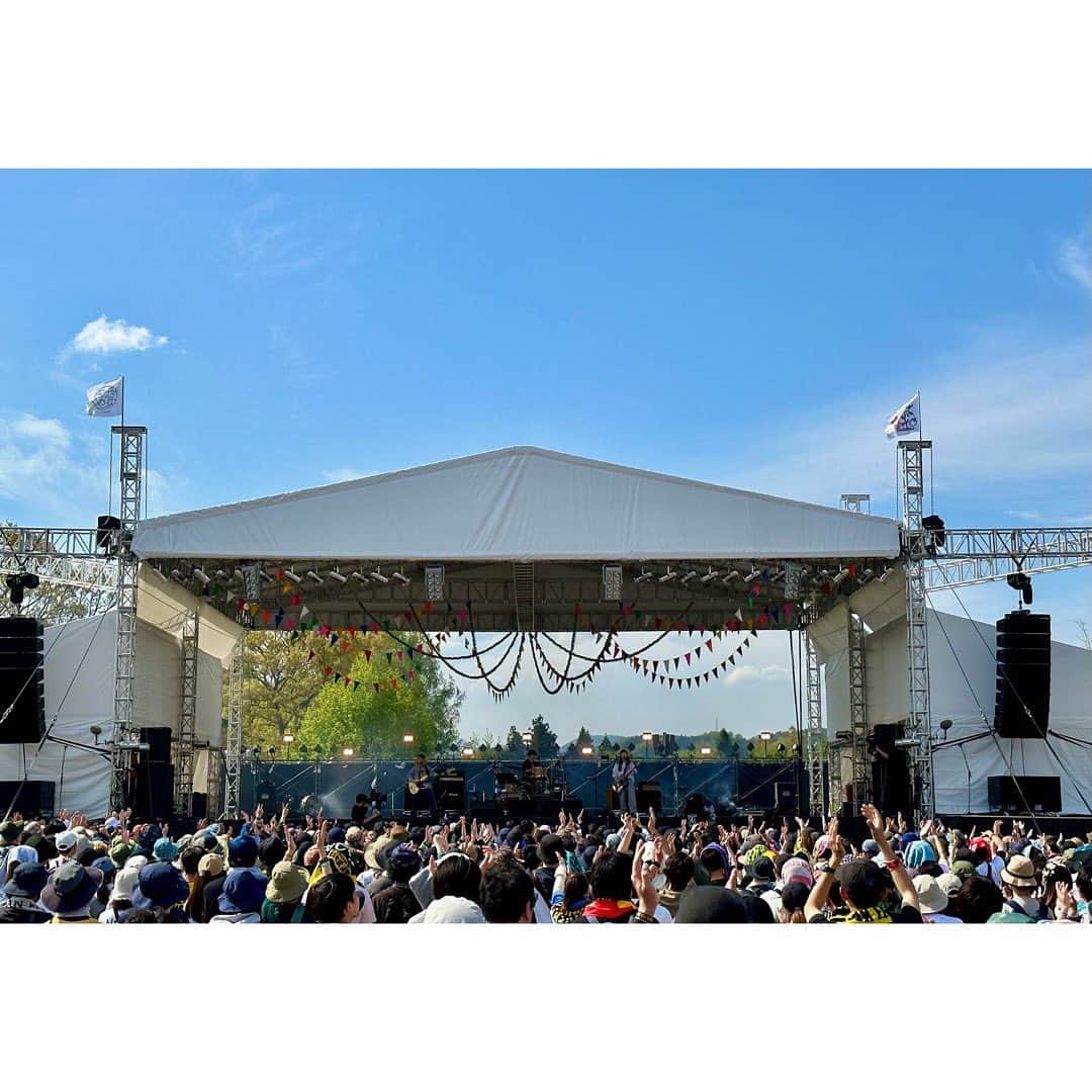 SHISHAMOさんのインスタグラム写真 - (SHISHAMOInstagram)「🎸 「ARABAKI ROCK FEST.2023 」🎸  2023年4月29日(土) 「ARABAKI ROCK FEST.2023」 @宮城 みちのく公園北地区 エコキャンプみちのく  CDデビュー10周年を記念して 「SHISHAMO 10周年スペシャル」として出演🐟!!!  リスペクトするゲストの皆様と 贅沢なコラボステージをお届けしました!!!  💥ピーズ 大木温之さん 　SHISHAMO「明日はない」 　ピーズ「東の窓」  🎸チリヌルヲワカ(ex.GO!GO!7188) ユウさん 　SHISHAMO「好き好き！」 　GO!GO!7188「C7」  🎤the pillows 山中さわおさん 　SHISHAMO「量産型彼氏」 　the pillows「Ride on shooting star」  🎷スカパラホーンズ(谷中敦.NARGO.北原雅彦.GAMO) 　SHISHAMO「明日も」  改めて、 ゲストの皆様、お越しくださった皆様、 本当にありがとうございました🐟!!!  #shishamo #arabaki  #荒吐  #アラバキ」4月29日 21時37分 - shishamo_official