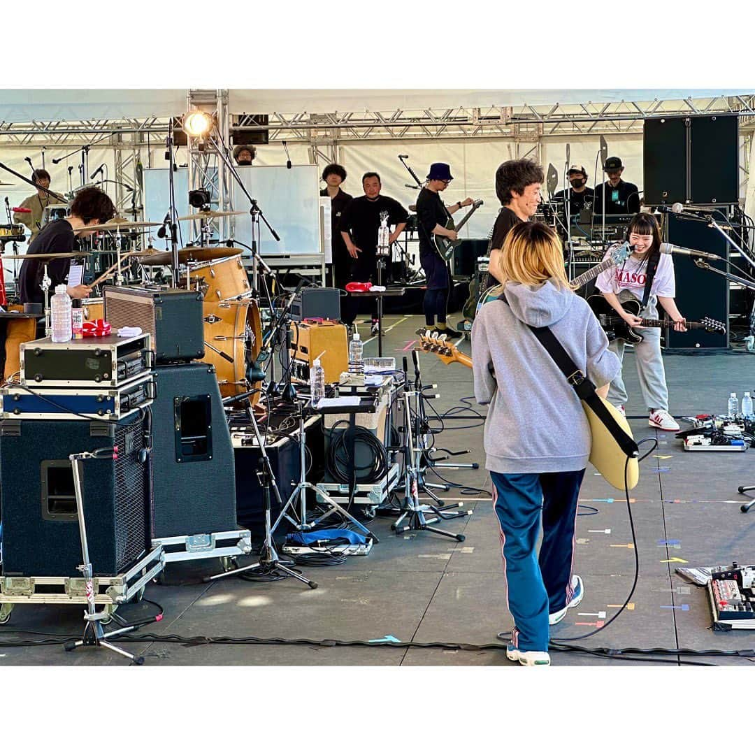 SHISHAMOさんのインスタグラム写真 - (SHISHAMOInstagram)「🎸 「ARABAKI ROCK FEST.2023 」🎸  2023年4月29日(土) 「ARABAKI ROCK FEST.2023」 @宮城 みちのく公園北地区 エコキャンプみちのく  CDデビュー10周年を記念して 「SHISHAMO 10周年スペシャル」として出演🐟!!!  リスペクトするゲストの皆様と 贅沢なコラボステージをお届けしました!!!  💥ピーズ 大木温之さん 　SHISHAMO「明日はない」 　ピーズ「東の窓」  🎸チリヌルヲワカ(ex.GO!GO!7188) ユウさん 　SHISHAMO「好き好き！」 　GO!GO!7188「C7」  🎤the pillows 山中さわおさん 　SHISHAMO「量産型彼氏」 　the pillows「Ride on shooting star」  🎷スカパラホーンズ(谷中敦.NARGO.北原雅彦.GAMO) 　SHISHAMO「明日も」  改めて、 ゲストの皆様、お越しくださった皆様、 本当にありがとうございました🐟!!!  #shishamo #arabaki  #荒吐  #アラバキ」4月29日 21時37分 - shishamo_official