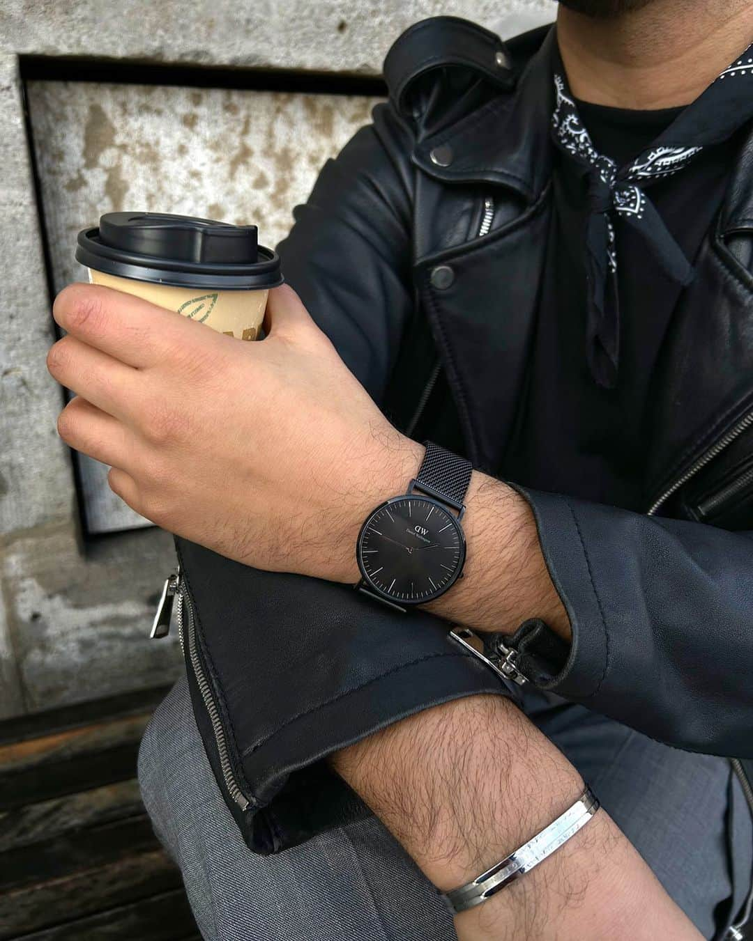 ダニエルウェリントンさんのインスタグラム写真 - (ダニエルウェリントンInstagram)「The ideal coffee run fit ☕️ ⠀⠀⠀⠀⠀⠀⠀⠀⠀ #watchesformen #menswatches」4月29日 21時37分 - danielwellington