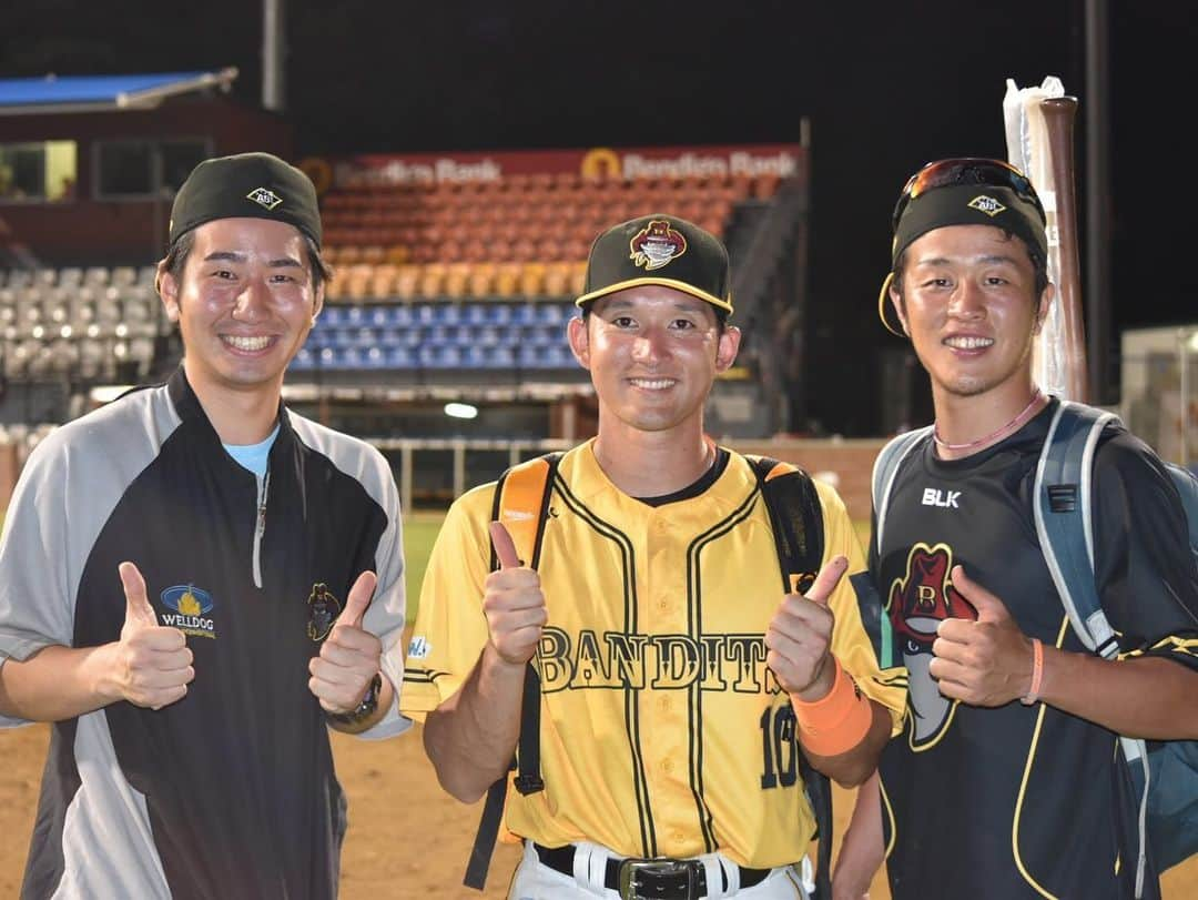 福田太郎さんのインスタグラム写真 - (福田太郎Instagram)「⚾️魂込めて🔥 球界の元気印として駆け抜けてきた友の プロ野球人生と、これからの挑戦を追った ドキュメンタリー番組が明日、放送です！ ⠀ 『前進　杉谷拳士』 30日（日）ごご４時２５分〜 ⠀ 14年間の軌跡や奇跡はもちろん。 「野生化計画」と題した武者修行の地 #オーストラリア #ブリスベン での日々 アメリカ #WBC 決勝ラウンドインタビュー。 家族との時間や栗山監督との師弟関係など、 ルーツや大切にしている言葉に触れ、会社設立！ 皆さんが知っているようで知らないかもしれない 素敵な魅力が、ぎゅーっと詰まった１時間です。 ⠀ 初めてのドキュメンタリー番組制作。 魂込めて、想いを言葉に託し、つなぎました。 拳士さんの挑戦は、きっとあなたの背中を 未来に向かって、元気に押してくれるはずです☀️ 一緒に、どこまでも、前進しましょう！！！ ⠀ 📺30日のおすすめラインナップ 8:10〜 #ABEMA 実況 #エンゼルス 戦 11:10〜 #杉谷拳士が取材中 HTB初放送！ 11:30〜 #FFFFF @htb_fffff  16:25〜 #前進杉谷拳士 18:00〜 #ナニコレ珍百景 @htb_ayakataguchi が大活躍？ ⠀ #杉谷拳士 選手から社長へ #株式会社ZENSHINCONNECT 元 #北海道日本ハムファイターズ  #HTB #ノンフィクション #福田太郎  #ディレクター #ナレーション コロナ禍挟んで1年ずつ若返る、 懐かしい写真を並べてみました。笑」4月29日 21時46分 - htb_tarofukuda