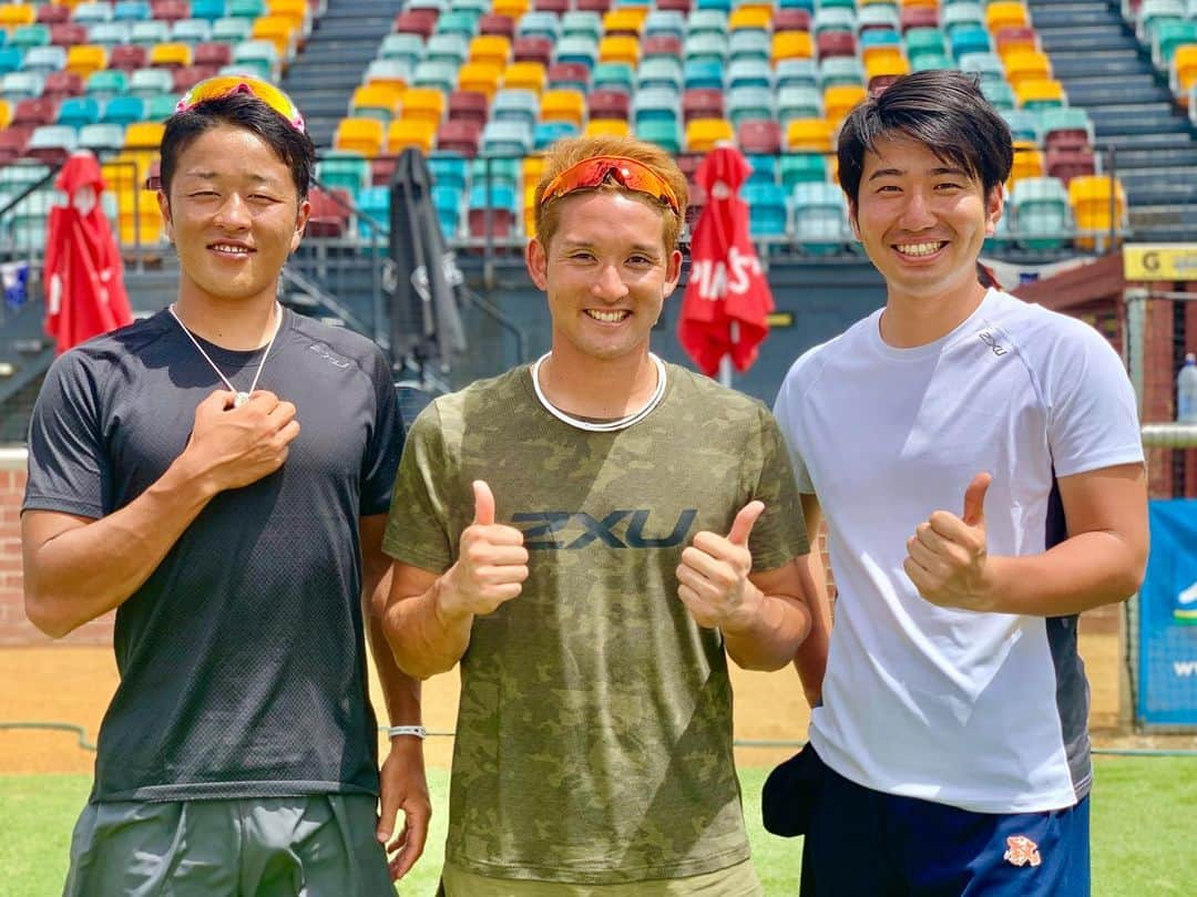 福田太郎さんのインスタグラム写真 - (福田太郎Instagram)「⚾️魂込めて🔥 球界の元気印として駆け抜けてきた友の プロ野球人生と、これからの挑戦を追った ドキュメンタリー番組が明日、放送です！ ⠀ 『前進　杉谷拳士』 30日（日）ごご４時２５分〜 ⠀ 14年間の軌跡や奇跡はもちろん。 「野生化計画」と題した武者修行の地 #オーストラリア #ブリスベン での日々 アメリカ #WBC 決勝ラウンドインタビュー。 家族との時間や栗山監督との師弟関係など、 ルーツや大切にしている言葉に触れ、会社設立！ 皆さんが知っているようで知らないかもしれない 素敵な魅力が、ぎゅーっと詰まった１時間です。 ⠀ 初めてのドキュメンタリー番組制作。 魂込めて、想いを言葉に託し、つなぎました。 拳士さんの挑戦は、きっとあなたの背中を 未来に向かって、元気に押してくれるはずです☀️ 一緒に、どこまでも、前進しましょう！！！ ⠀ 📺30日のおすすめラインナップ 8:10〜 #ABEMA 実況 #エンゼルス 戦 11:10〜 #杉谷拳士が取材中 HTB初放送！ 11:30〜 #FFFFF @htb_fffff  16:25〜 #前進杉谷拳士 18:00〜 #ナニコレ珍百景 @htb_ayakataguchi が大活躍？ ⠀ #杉谷拳士 選手から社長へ #株式会社ZENSHINCONNECT 元 #北海道日本ハムファイターズ  #HTB #ノンフィクション #福田太郎  #ディレクター #ナレーション コロナ禍挟んで1年ずつ若返る、 懐かしい写真を並べてみました。笑」4月29日 21時46分 - htb_tarofukuda