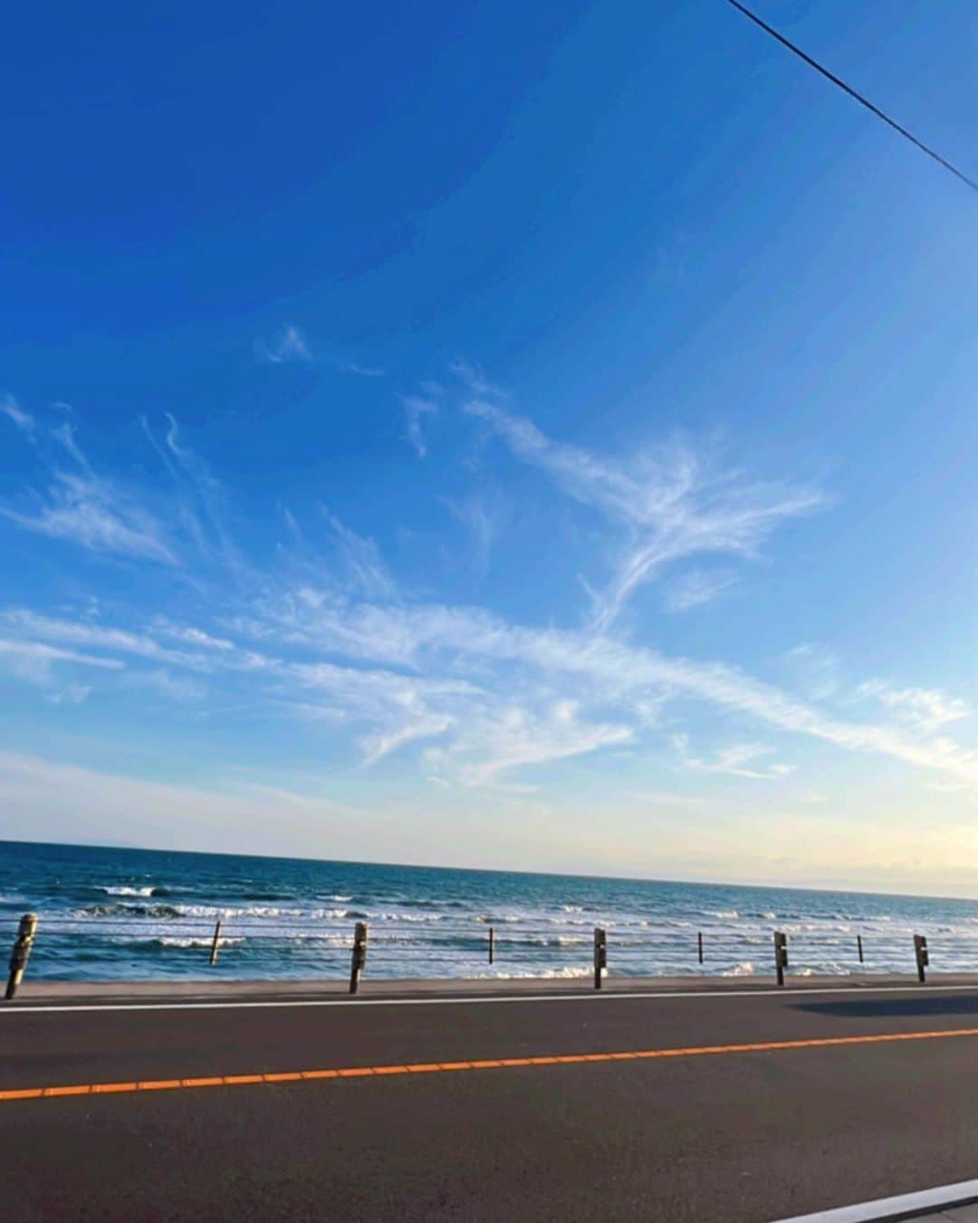 ユミ さんのインスタグラム写真 - (ユミ Instagram)「🐋 in the sky🩵💙  sunset前、 ちょっとしゃくれてる クジラさんがお空にいた日☺️🩵🫧  #beach #bluesky #whale」4月29日 21時46分 - yuminchu1029
