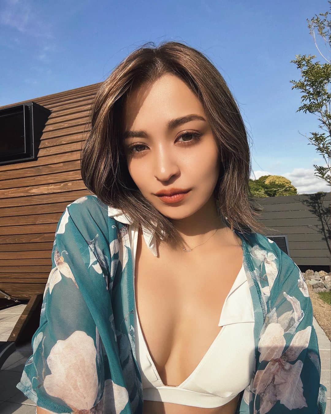 CARINA（日向カリーナ）のインスタグラム：「🌞 サウナプール付き貸切りVILLA🤎 サウナ好きにはたまらない🫶🏼 周りはのどかで鳥の声で目覚めるの最高でしかない🤍  hair colorハイライト多めにして最高に好き🥥🤎 ノブさんいつもありがとうございます✨ @jir.nobujiro」