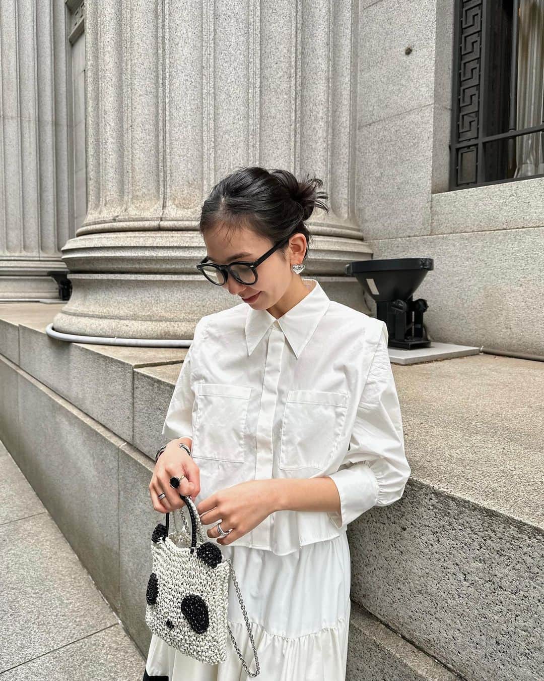 鈴木詩織のインスタグラム：「こうゆうショート丈のブラウス探しててお気に入りの出会えたっ🤍  大きいポケットとふんわりなスリーブのデザインがこれまた可愛い🥹✨ インスタがいつも素敵な @babydokoro ちゃんのブランド @neuem_official のです🫡💗  スカートは展示会でオーダーしてた @stumbly.official のティアードスカート✔︎ 裾がブラックなので汚れを気にせず着られるのも好きなポイント😚  ⁡  #shiorin_styling#neuem#stumbly#ノエン#スタンブリー」