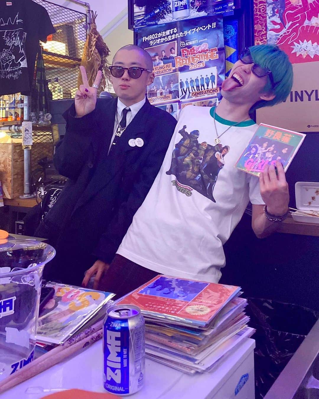 のインスタグラム：「THANK YOU!!ZIMA Night!!&TANK酒場！！🤘😎🍸🎶💚久々のJETT DJは、昭和歌謡とパンクロック！❤️‍🔥ZIMA片手にロックンロールウィドウ！！！ahaha〜！！！またやろう🥁🍦BAKA YA ROLL!!!ジーマ、うまいなぁ @zima_japan @tanksakaba @yugo_artwork @kamachu_denims @banchan_n @furutank」