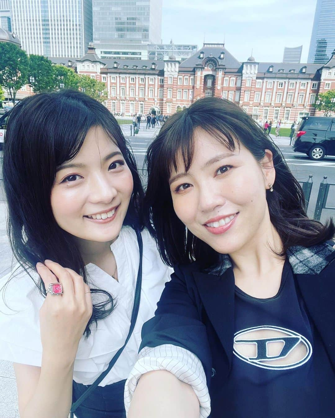 美蘭レンナさんのインスタグラム写真 - (美蘭レンナInstagram)「Tokyo Day 2 . . 朝11時集合から夜11時半まで ずっと一緒😆😆✨ 食べて遊んで、 永遠に喋り続けるわたしたち😆。笑  とりとめのない会話から 真面目な話まで☺️☺️  ほんと楽しすぎる最高の1日を ありがとう❤️❤️  新丸ビルが素晴らしかった♡ 東京デビューも視野に入れて 頑張ります😁😁😁😁😁 . . . #東京#丸の内#丸の内カフェ #新丸ビル#東京グルメ#ランチ #香港#アフターヌーンティー #3枚目 #写真撮るのに30分くらいかかってた #ポーズも全部一緒#笑 #なんなら10年前くらいとアングル変わってなかった#爆 #7枚目 #何年か前に代官山で買った #可愛い#ティッシュケース #たまたまどっちも持ってきてた #感動の瞬間#😆 #ずっとも#ずっしょ」4月29日 21時43分 - renna_miran33