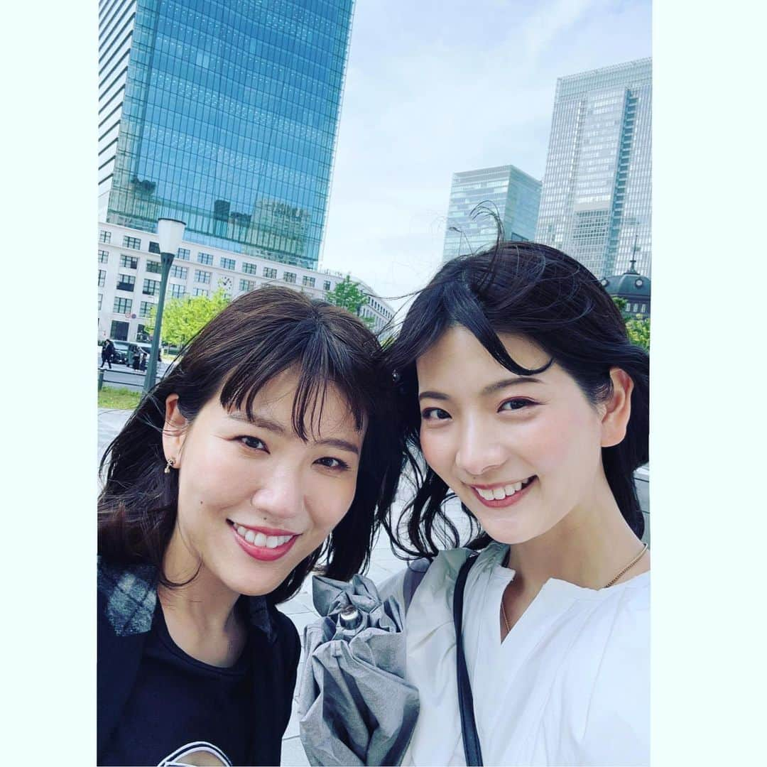 美蘭レンナさんのインスタグラム写真 - (美蘭レンナInstagram)「Tokyo Day 2 . . 朝11時集合から夜11時半まで ずっと一緒😆😆✨ 食べて遊んで、 永遠に喋り続けるわたしたち😆。笑  とりとめのない会話から 真面目な話まで☺️☺️  ほんと楽しすぎる最高の1日を ありがとう❤️❤️  新丸ビルが素晴らしかった♡ 東京デビューも視野に入れて 頑張ります😁😁😁😁😁 . . . #東京#丸の内#丸の内カフェ #新丸ビル#東京グルメ#ランチ #香港#アフターヌーンティー #3枚目 #写真撮るのに30分くらいかかってた #ポーズも全部一緒#笑 #なんなら10年前くらいとアングル変わってなかった#爆 #7枚目 #何年か前に代官山で買った #可愛い#ティッシュケース #たまたまどっちも持ってきてた #感動の瞬間#😆 #ずっとも#ずっしょ」4月29日 21時43分 - renna_miran33