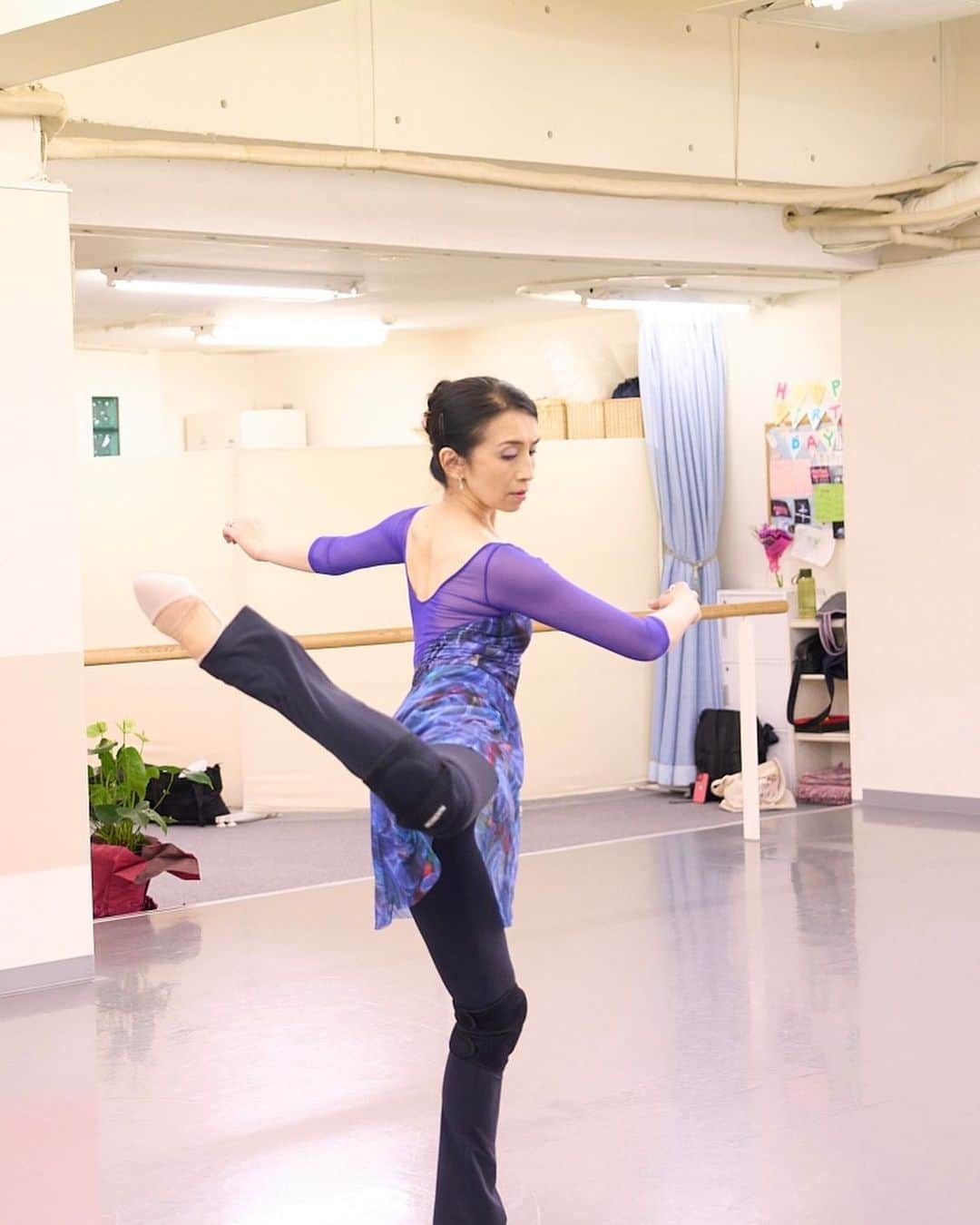 井脇幸江さんのインスタグラム写真 - (井脇幸江Instagram)「5/21 『Ballet Gala2023』 新宿文化センター 15:00開演  写真は中村恩恵さんの新作 『Face』創作のシーン 撮影は間野真由美さん @manomayumi   ゼロから作品を創っていくのは、いつもとても楽しくて（時には難しくて）、ずっと続けていたくなります。  レオタードは @leotard.tokyo 💓  気持ちが華やかになるレオタードで、様々な柄や形を楽しんでいます🥰  作品は完成したばかり。 ここから3週間で、パートナーの厚地康雄さんと共に、磨き上げていきます✨  今回の『Ballet Gala2023』は 厚地康雄さん 佐久間奈緒さん  松岡梨絵さん 橋本直樹さん  原田舞子さん 浜崎恵二朗さん  振付家として 中村恩恵さん 遠藤康行さん  他にも 梅澤紘貴さん 森田維央さん 宇賀大将さん 上瀧達也さん  もちろん✨Iwaki Ballet Companyのダンサーたち❣️  新作のコンテ作品から、古典バレエの名作など、様々な彩りを楽しめるのが『Ballet Gala』シリーズです🌈  チケットはまだまだ受付中 当日券もあります❣️ 是非、DMにてご連絡下さい☺️  お待ちしております🎈  @yasuoatsuji  @nao_sakuma70  @rie.matsuoka.ballet  @maiko.harada__19  @hi_roki_7  @megumi.choreographer  @yasuyukiendo   #Ballet #Dancer #バレエ #バレエダンサー #芸術 #芸術観賞 #舞台 #stage #トスカ #大人 #美の世界 #四ッ谷 #Iwaki Ballet Company #IBC #バレエスタジオ #バレエ教師 #バレエ教室 #美しい #楽しい #人生 # 健康 #東京 #井脇幸江」4月29日 21時44分 - yukie.iwaki