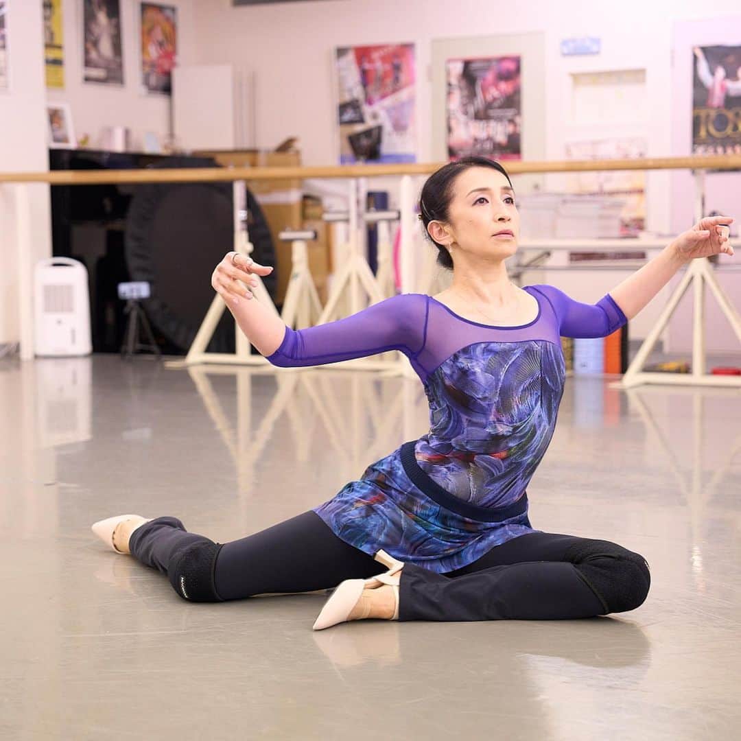 井脇幸江さんのインスタグラム写真 - (井脇幸江Instagram)「5/21 『Ballet Gala2023』 新宿文化センター 15:00開演  写真は中村恩恵さんの新作 『Face』創作のシーン 撮影は間野真由美さん @manomayumi   ゼロから作品を創っていくのは、いつもとても楽しくて（時には難しくて）、ずっと続けていたくなります。  レオタードは @leotard.tokyo 💓  気持ちが華やかになるレオタードで、様々な柄や形を楽しんでいます🥰  作品は完成したばかり。 ここから3週間で、パートナーの厚地康雄さんと共に、磨き上げていきます✨  今回の『Ballet Gala2023』は 厚地康雄さん 佐久間奈緒さん  松岡梨絵さん 橋本直樹さん  原田舞子さん 浜崎恵二朗さん  振付家として 中村恩恵さん 遠藤康行さん  他にも 梅澤紘貴さん 森田維央さん 宇賀大将さん 上瀧達也さん  もちろん✨Iwaki Ballet Companyのダンサーたち❣️  新作のコンテ作品から、古典バレエの名作など、様々な彩りを楽しめるのが『Ballet Gala』シリーズです🌈  チケットはまだまだ受付中 当日券もあります❣️ 是非、DMにてご連絡下さい☺️  お待ちしております🎈  @yasuoatsuji  @nao_sakuma70  @rie.matsuoka.ballet  @maiko.harada__19  @hi_roki_7  @megumi.choreographer  @yasuyukiendo   #Ballet #Dancer #バレエ #バレエダンサー #芸術 #芸術観賞 #舞台 #stage #トスカ #大人 #美の世界 #四ッ谷 #Iwaki Ballet Company #IBC #バレエスタジオ #バレエ教師 #バレエ教室 #美しい #楽しい #人生 # 健康 #東京 #井脇幸江」4月29日 21時44分 - yukie.iwaki