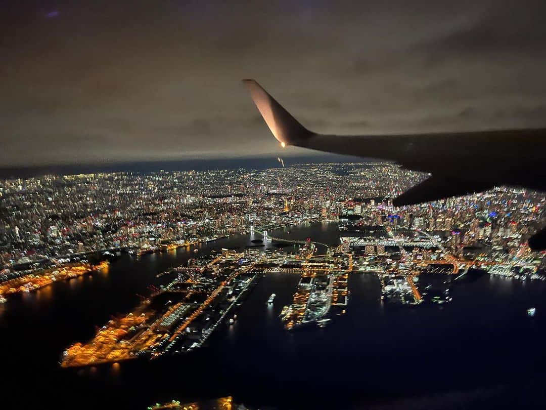 南早苗のインスタグラム：「先日乗った飛行機からの景色。 羽田→小松  東京タワー レインボーブリッジ スカイツリー 東京ディズニーリゾートまで見える このルートが最近のお気に入り💓  皆様、良いGWを✨  #飛行機　#飛行機好き　#旅　#夜景　#東京　#Tokyo #羽田空港　#hanedaairport✈️ #HND #KMQ」