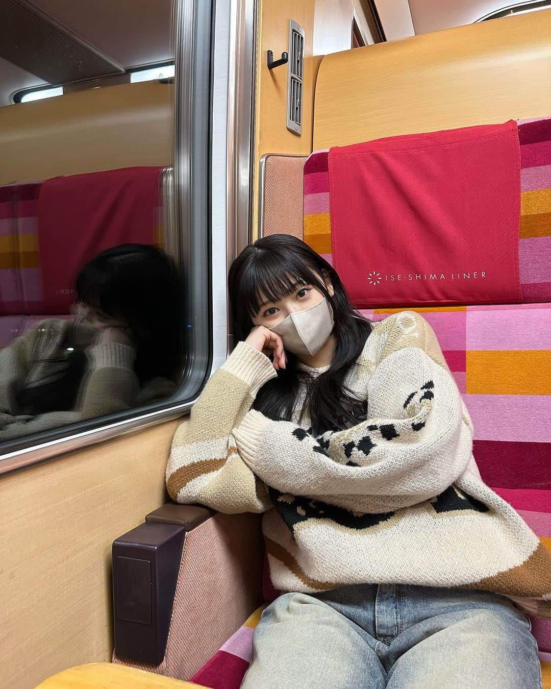 富田鈴花のインスタグラム：「移動中はあんまり眠らないタイプです🥱  #suzygram」