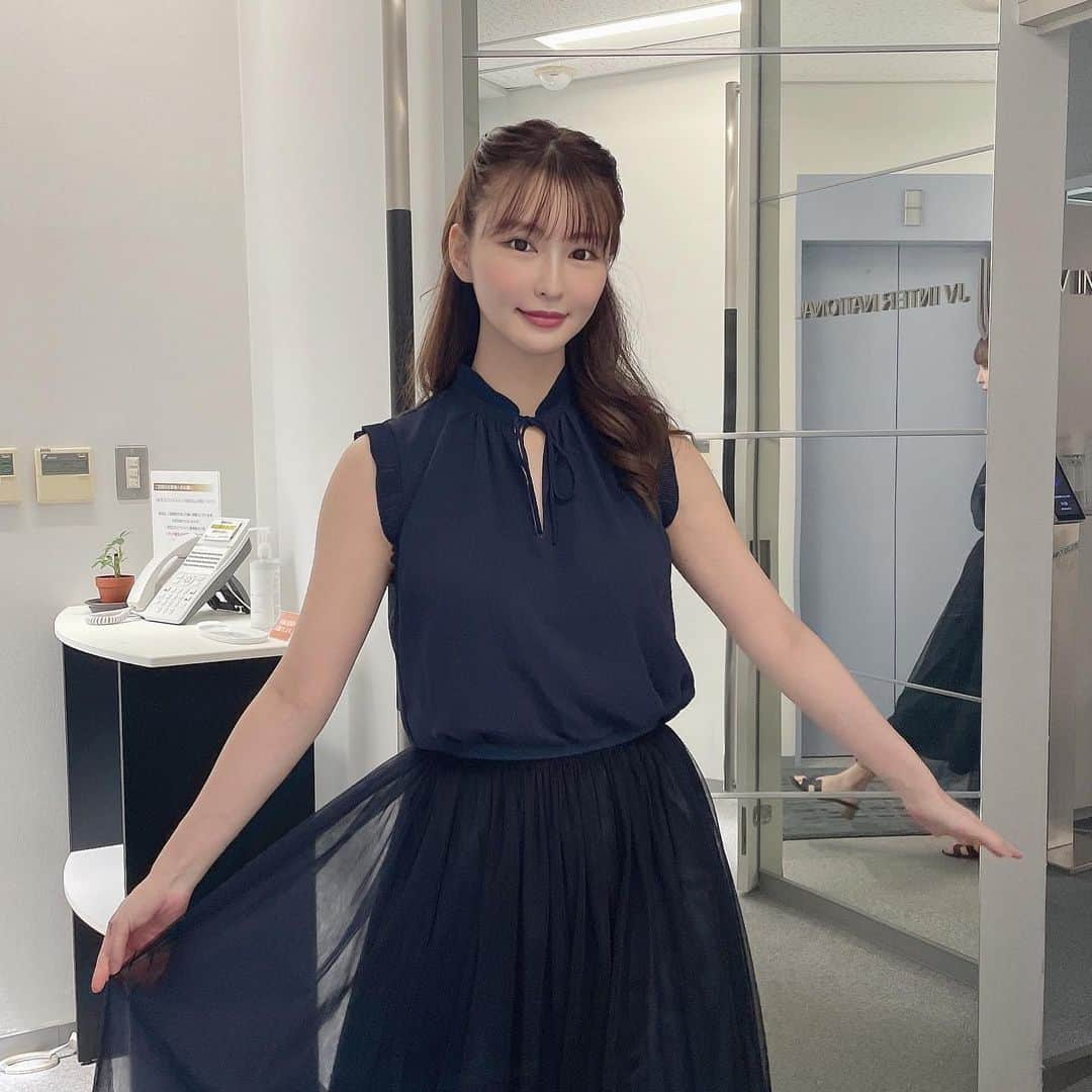 椎名美月さんのインスタグラム写真 - (椎名美月Instagram)「姉の撮影でした。 楽しい編集部での写真📷 みんなと話すと元気貰えるのです。 ヘアはしんさん、可愛いヘアにしてもらいました☺️💕」4月29日 21時55分 - mizkiss