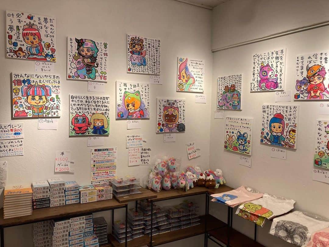 326のインスタグラム：「個展初日終了 部屋戻ってエコバッグとガチャ原画描いとる 準備にかかった月日を一発でチャラにしてくれる 皆の優しさに癒された 全員が譲り合いしてくれて感動しまくった あ！順番譲ってくれてずーっと待っててくれたエステのさっちゃん！お詫びに渡そうと思ってて渡し忘れたものあるけん連絡して〜泣」