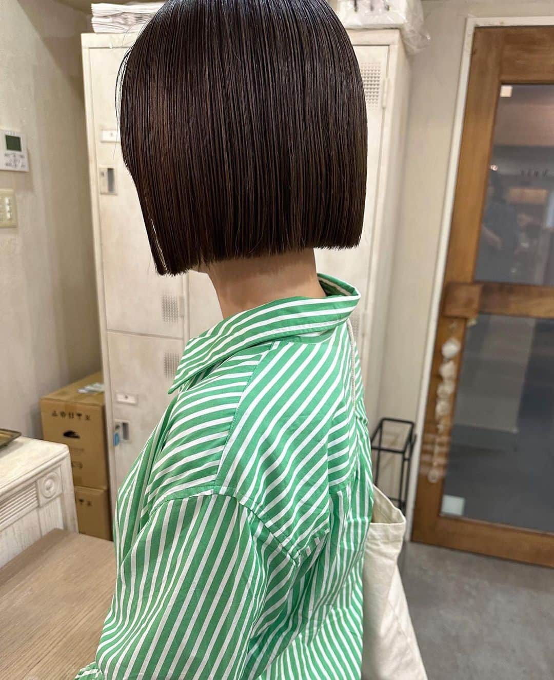 松原加奈恵さんのインスタグラム写真 - (松原加奈恵Instagram)「mini bob 🫶🏻 伸ばしたり、いろいろするけど 結局ミニボブに戻ってくるお客様が 多い気がする🤭🤭私も大賛成🙋‍♀️💗  現在6月までのご予約を受付中です！ DMにてお問い合わせください。  naluhair【 ナルーヘア 】 大阪府大阪市西区北堀江1-3-10 エクセルコート北堀江　202  最寄駅 四ツ橋(5番出口)  〰️〰️〰️〰️〰️〰️〰️〰️〰️〰️〰️〰️〰️  #ボブの沼#大阪ボブ#ミニボブ#外ハネボブ#ベージュ #大阪ボブ#暖色ベージュ#トレンドカラー#ラベンダーカラー #ミニマムボブ#大阪ボブ#ぷつっとカット#イメチェン #大阪美容室#心斎橋美容室#堀江美容室#似合わせカット」4月29日 21時49分 - piiiiiiico